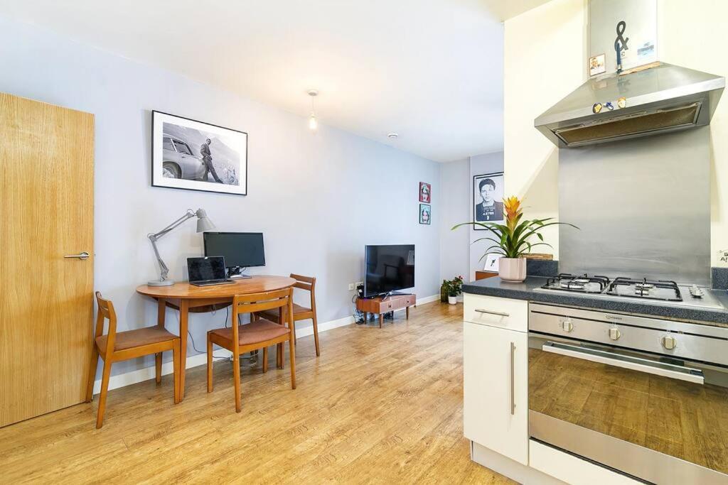 Urban Chic: Modern Flat East Next To Canal * Londen