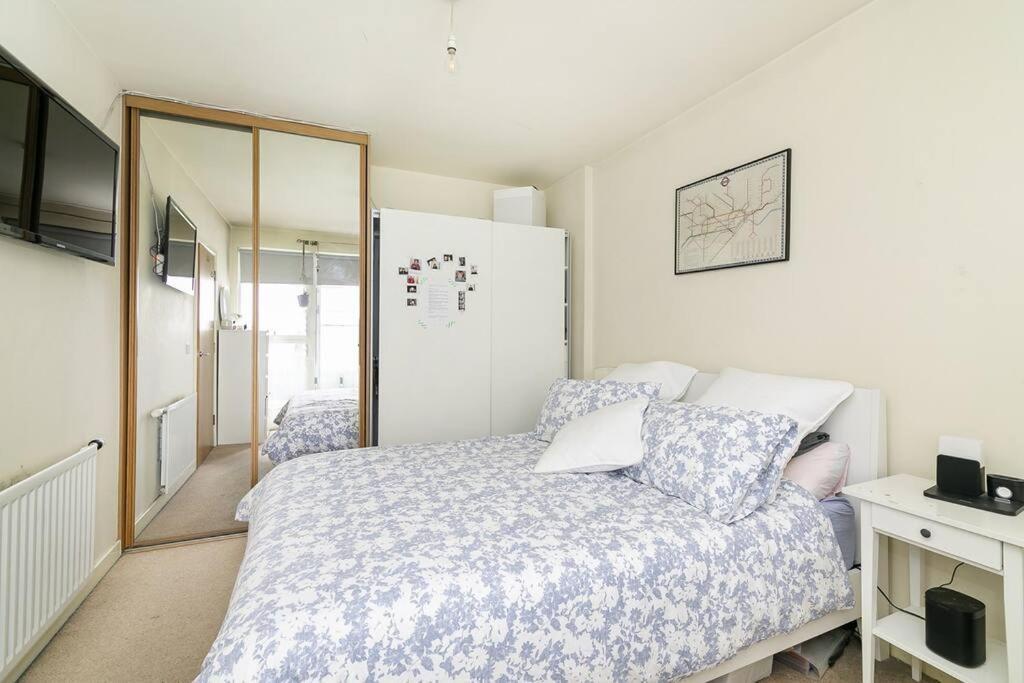Urban Chic: Modern Flat East Next To Canal Londen