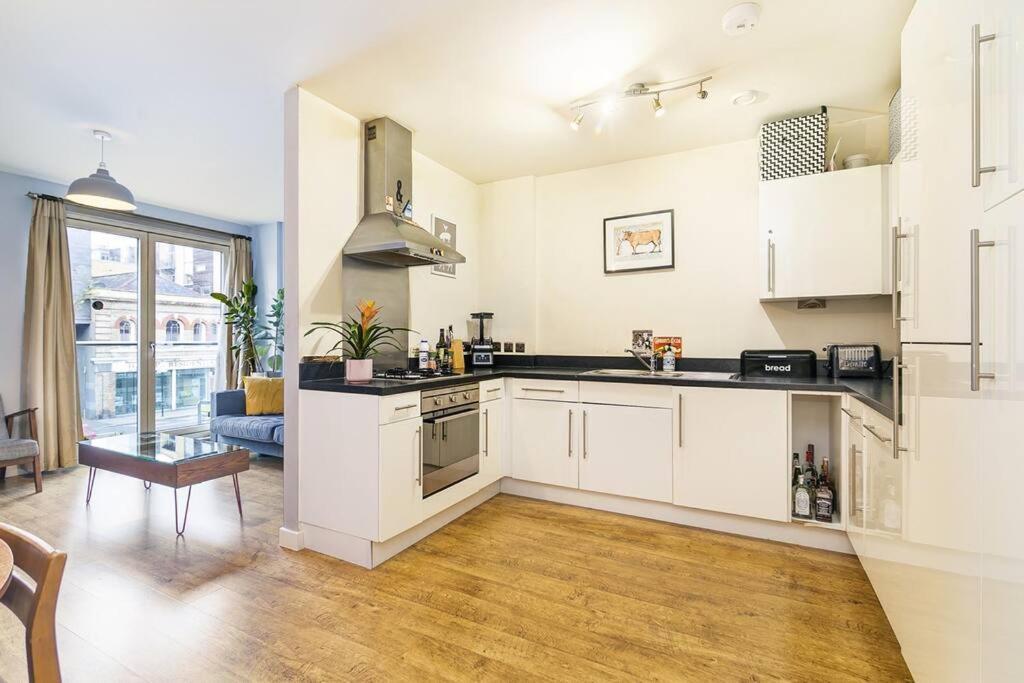 Urban Chic: Modern Flat East Next To Canal Appartement Londen