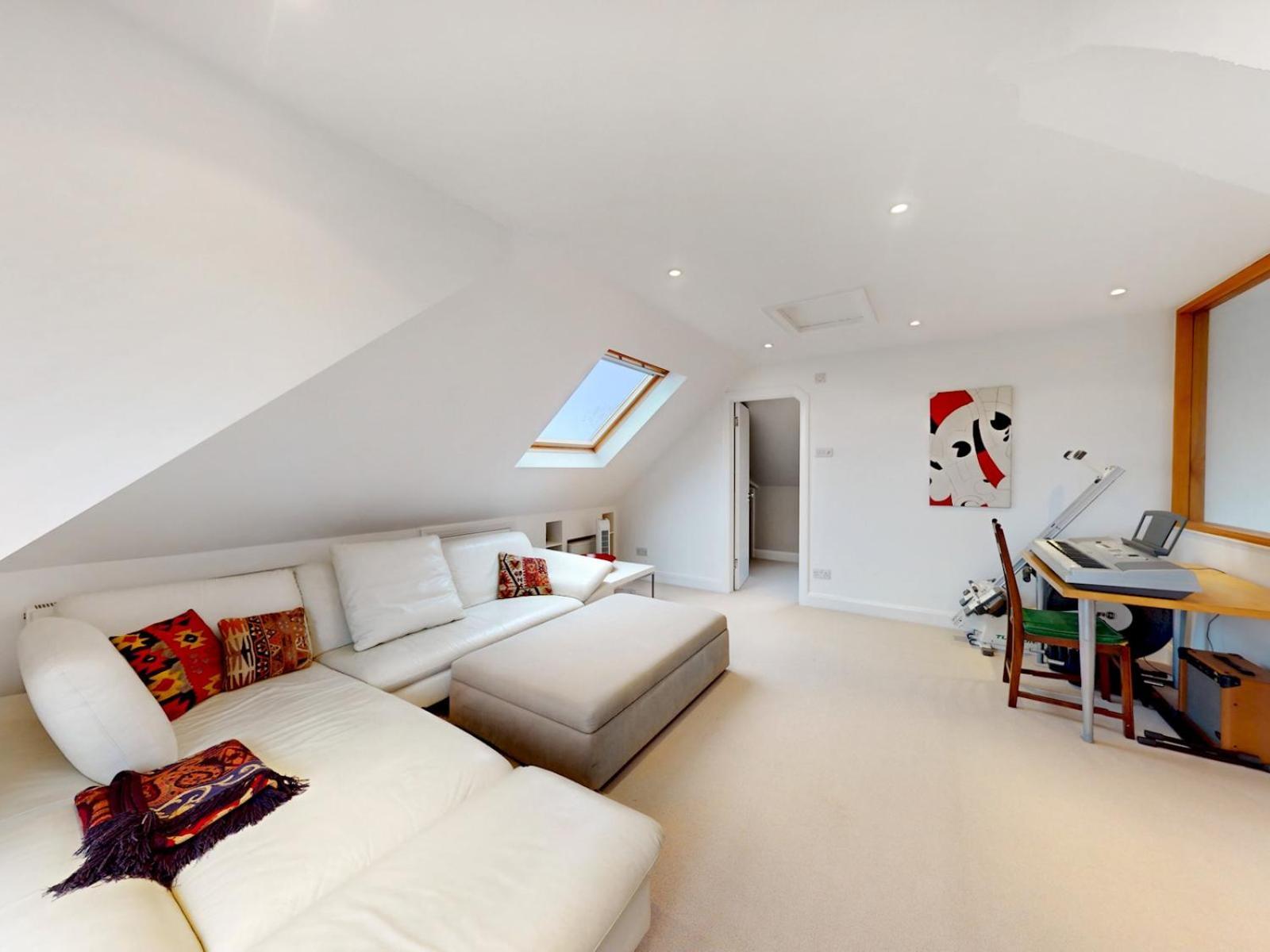 Holiday home Pass The Keys Charming House In Golders London