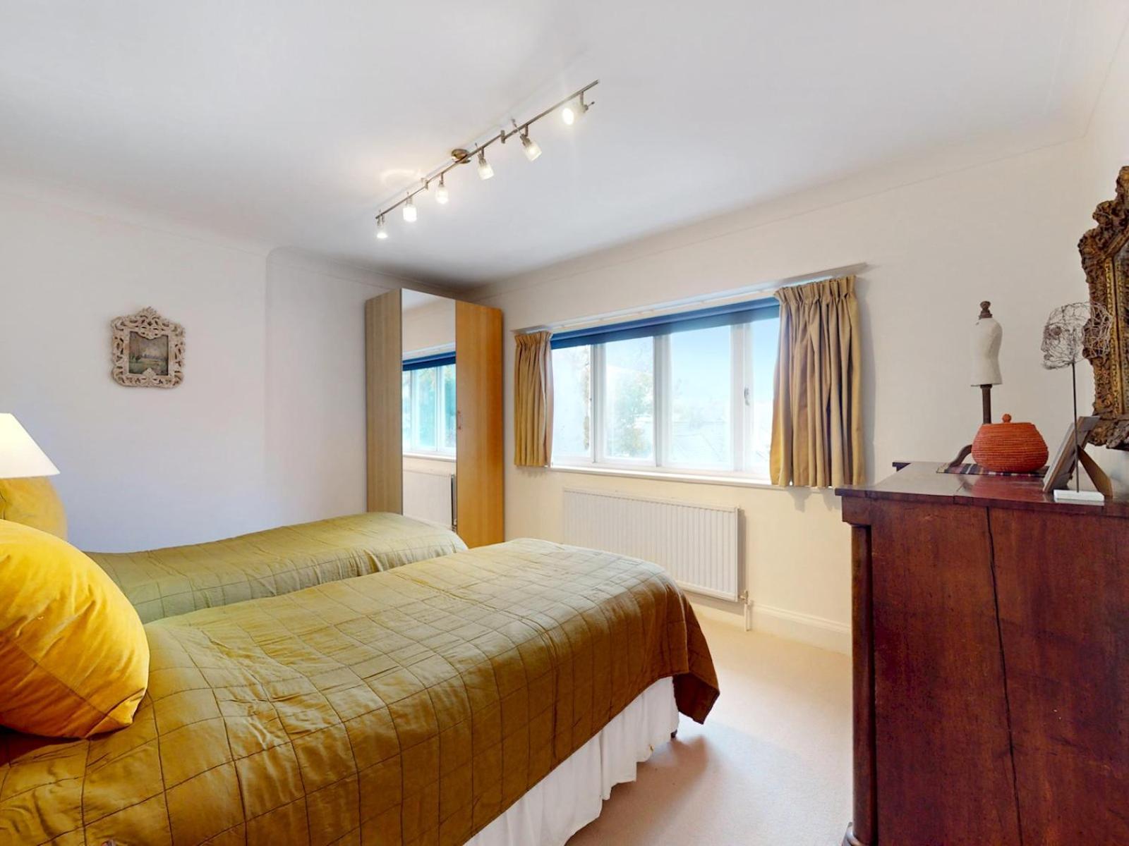 Holiday home Pass The Keys Charming House In Golders *