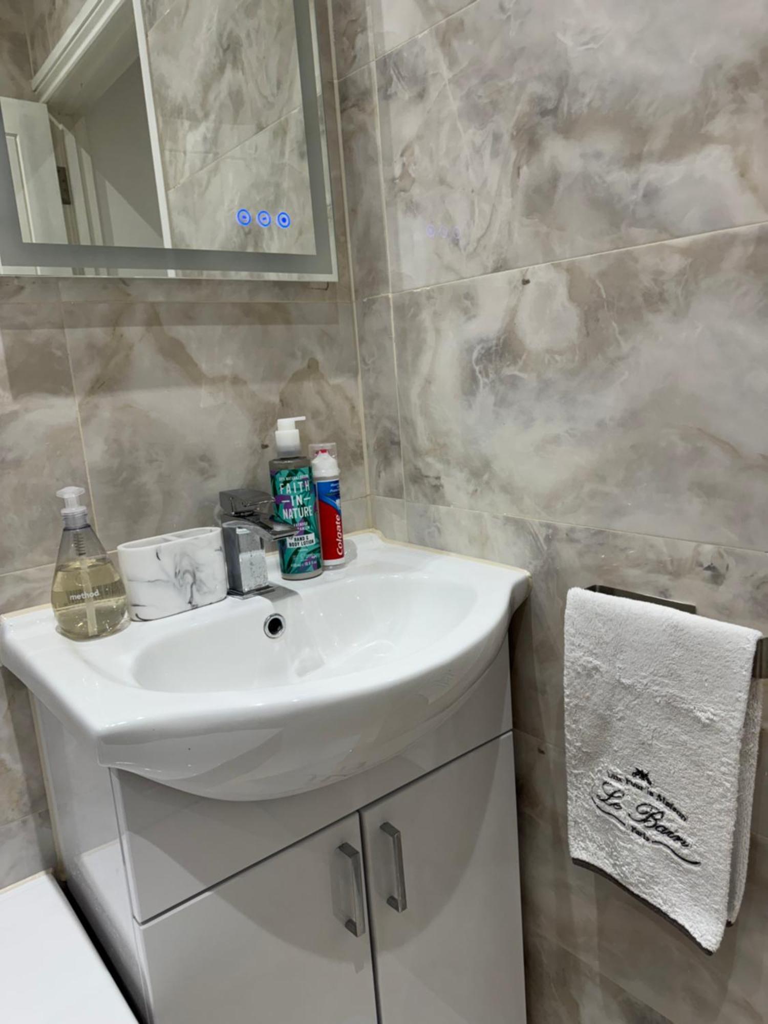 Appartement Modern 2-bed Flat Sleeps Up To 5 Londen