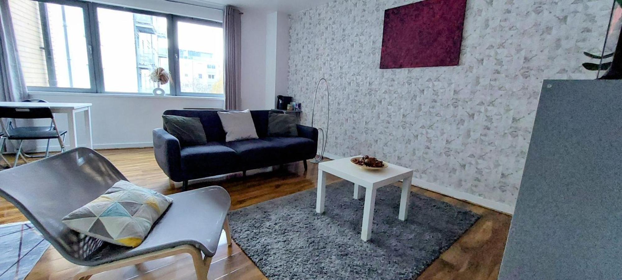 Charming 1bdr Serviced Condo! 4 Guests Pool N Free Parking Apartment