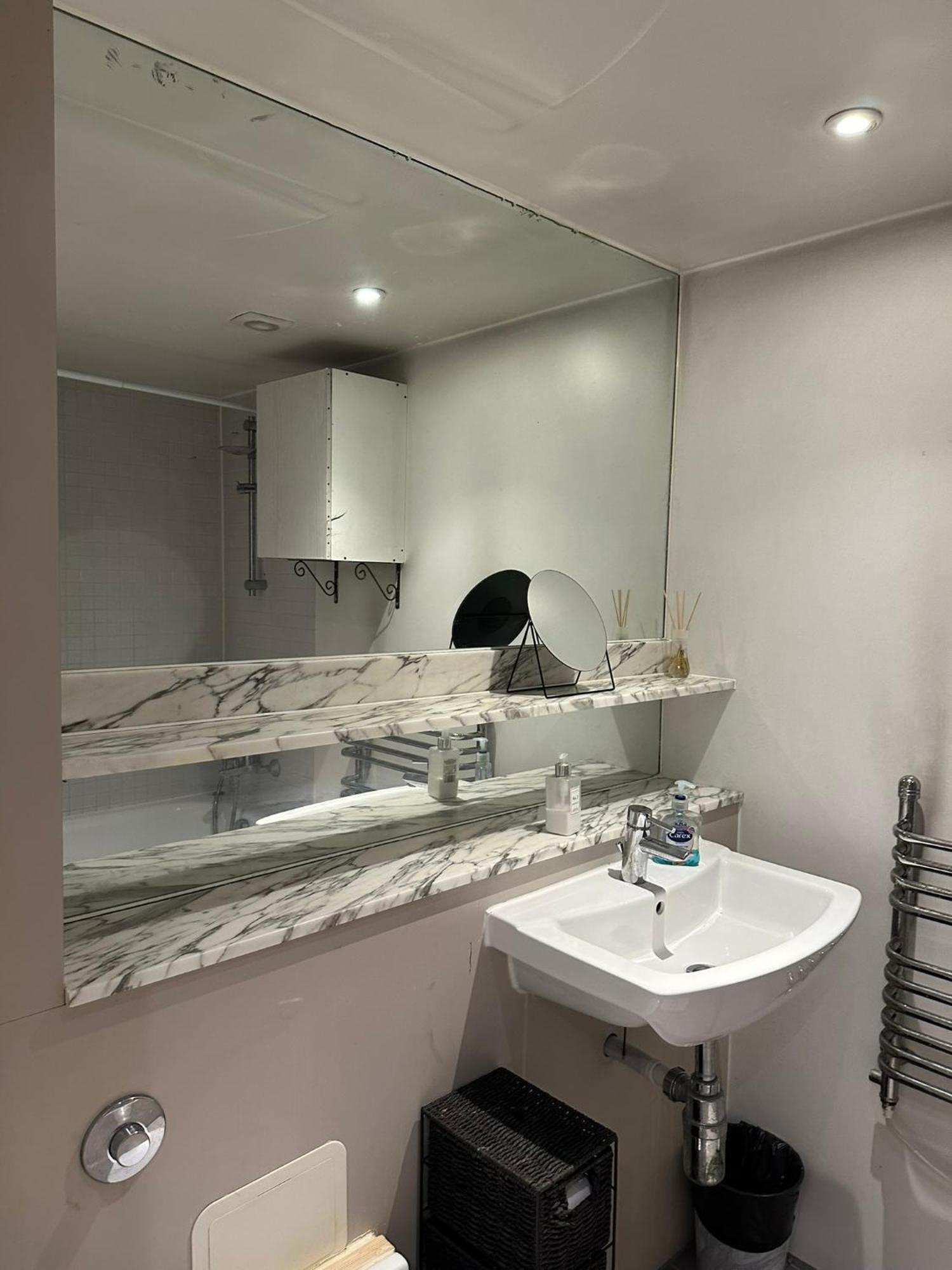 Charming 1bdr Serviced Condo! 4 Guests Pool N Free Parking * London