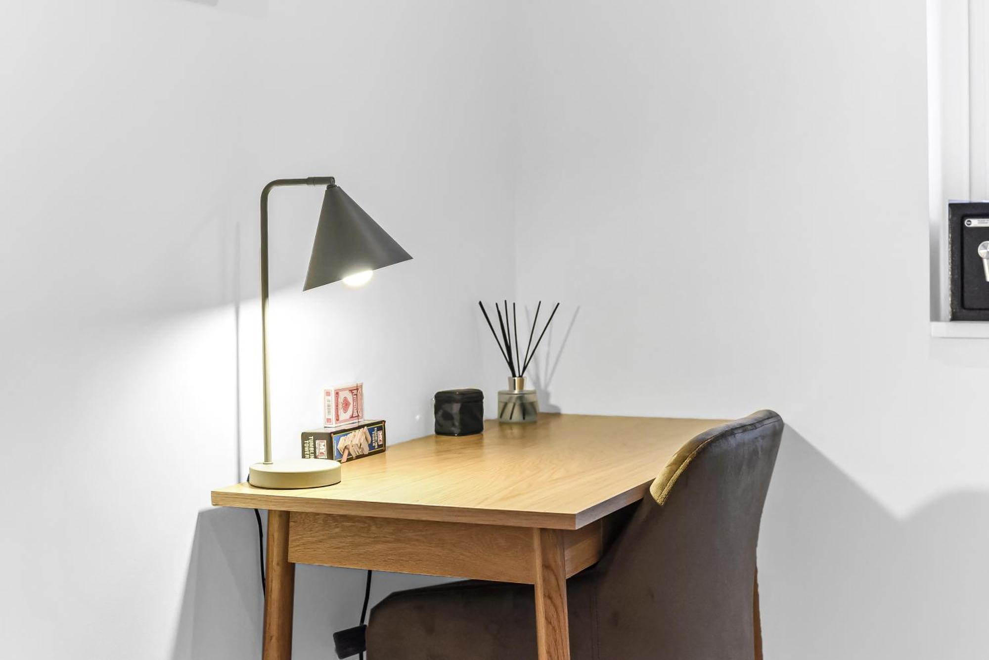 Chic & Trendy Designer With Full Kitchen Lägenhet