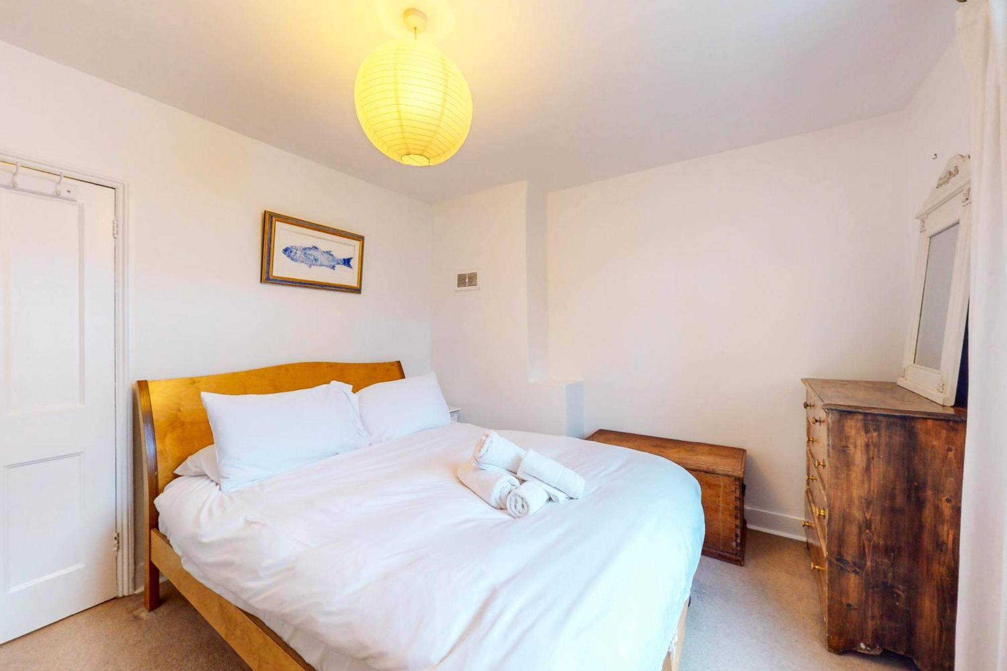 Holiday home Tranquil 2bed With Communal Garden Near Train Station London