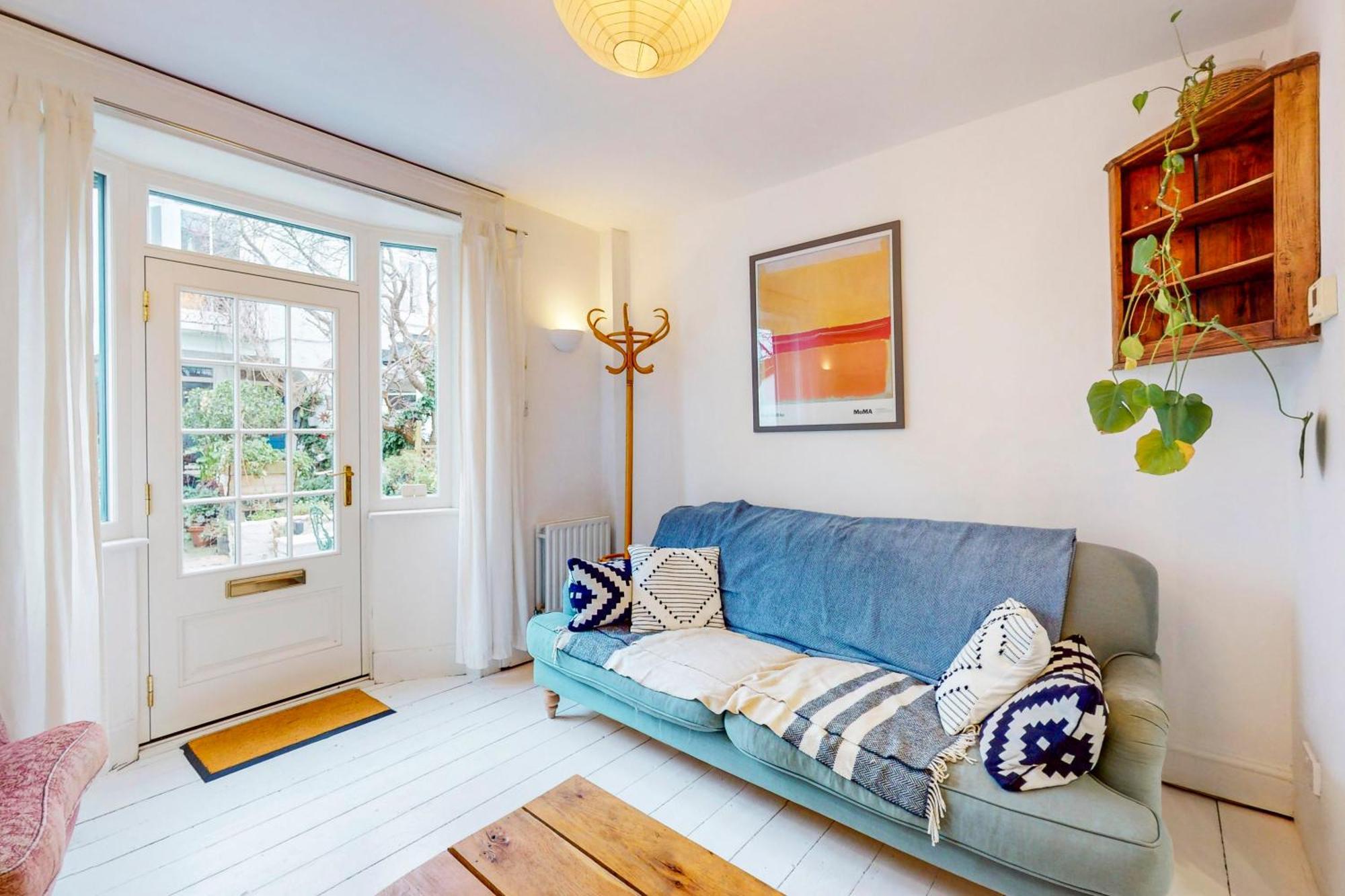 Holiday home Tranquil 2bed With Communal Garden Near Train Station London