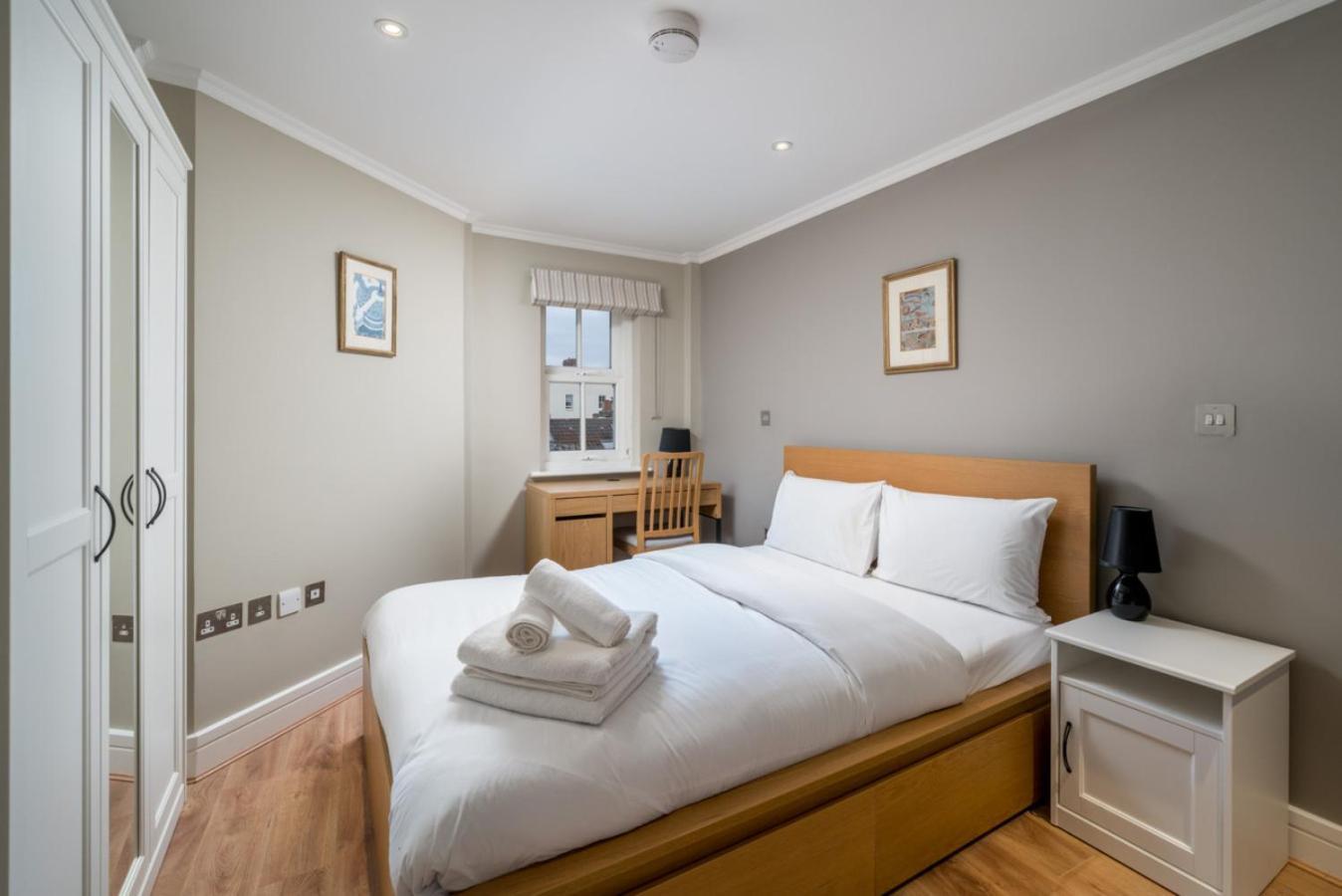 Apartment Modern Luxury Apartment, Sleeps Five, Barons Court *