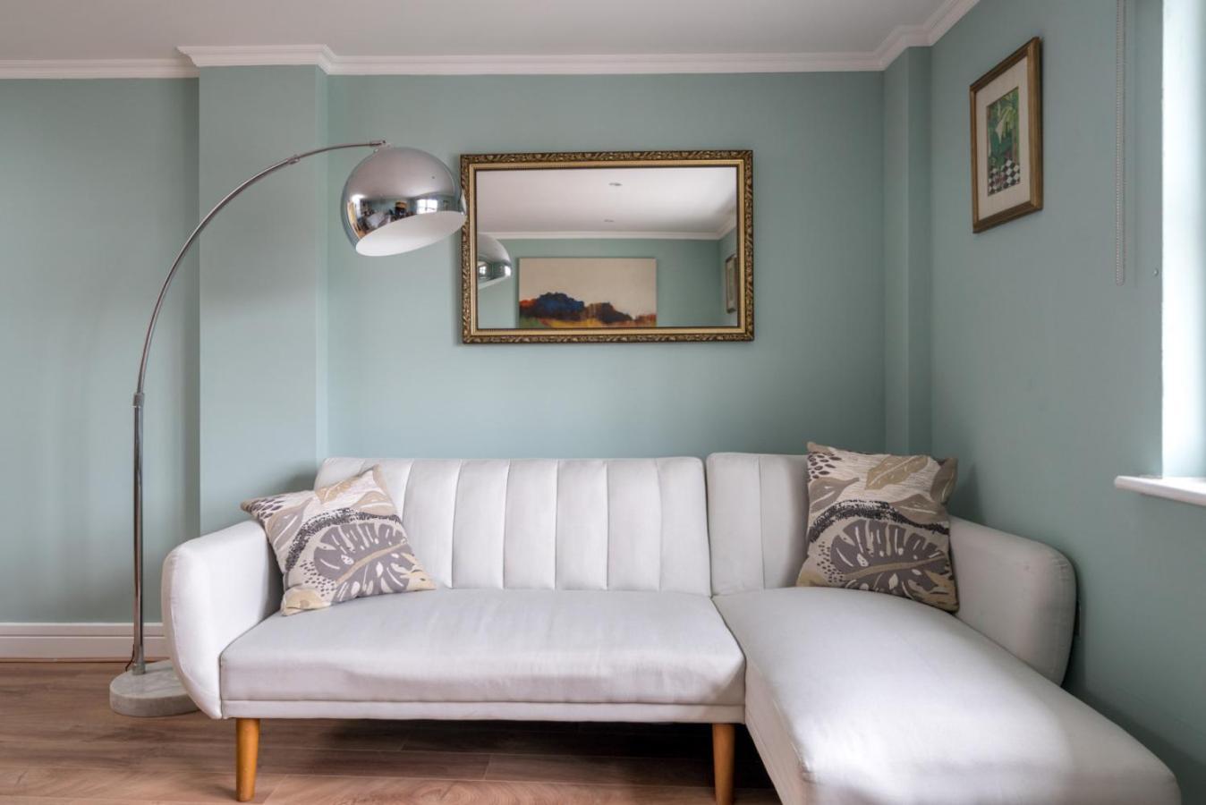 Modern Luxury Apartment, Sleeps Five, Barons Court London