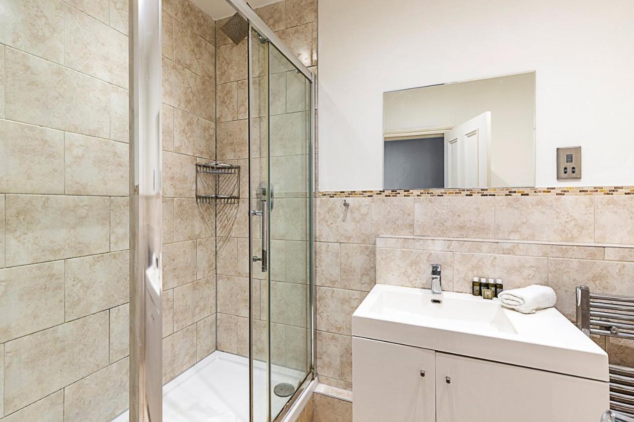 Kensington Tranquility Elegant Two-bed Retreat Apartment