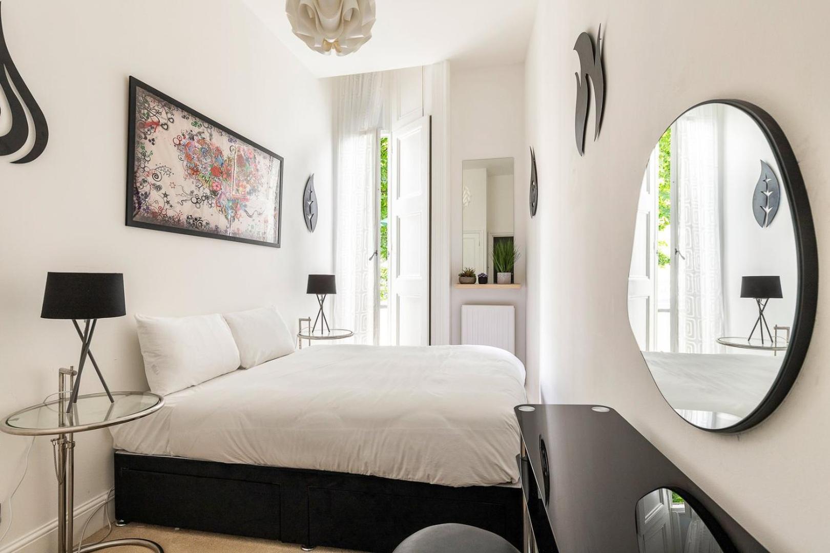 Classic Victorian Flat With Terrace Lägenhet