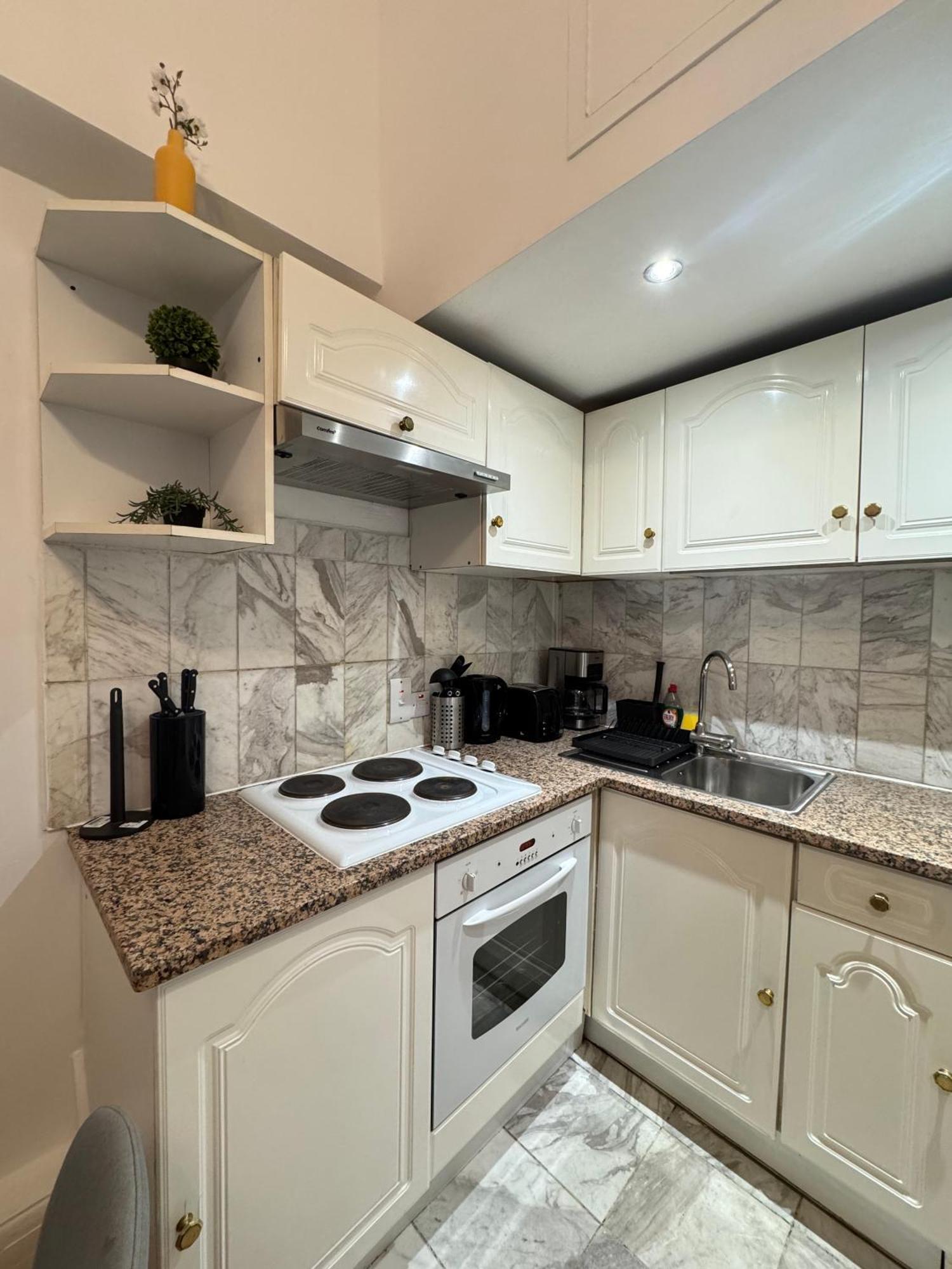 Charming And Affordable Flat For 4 People In Baker Street Zone 1 With Breakfast Appartamento