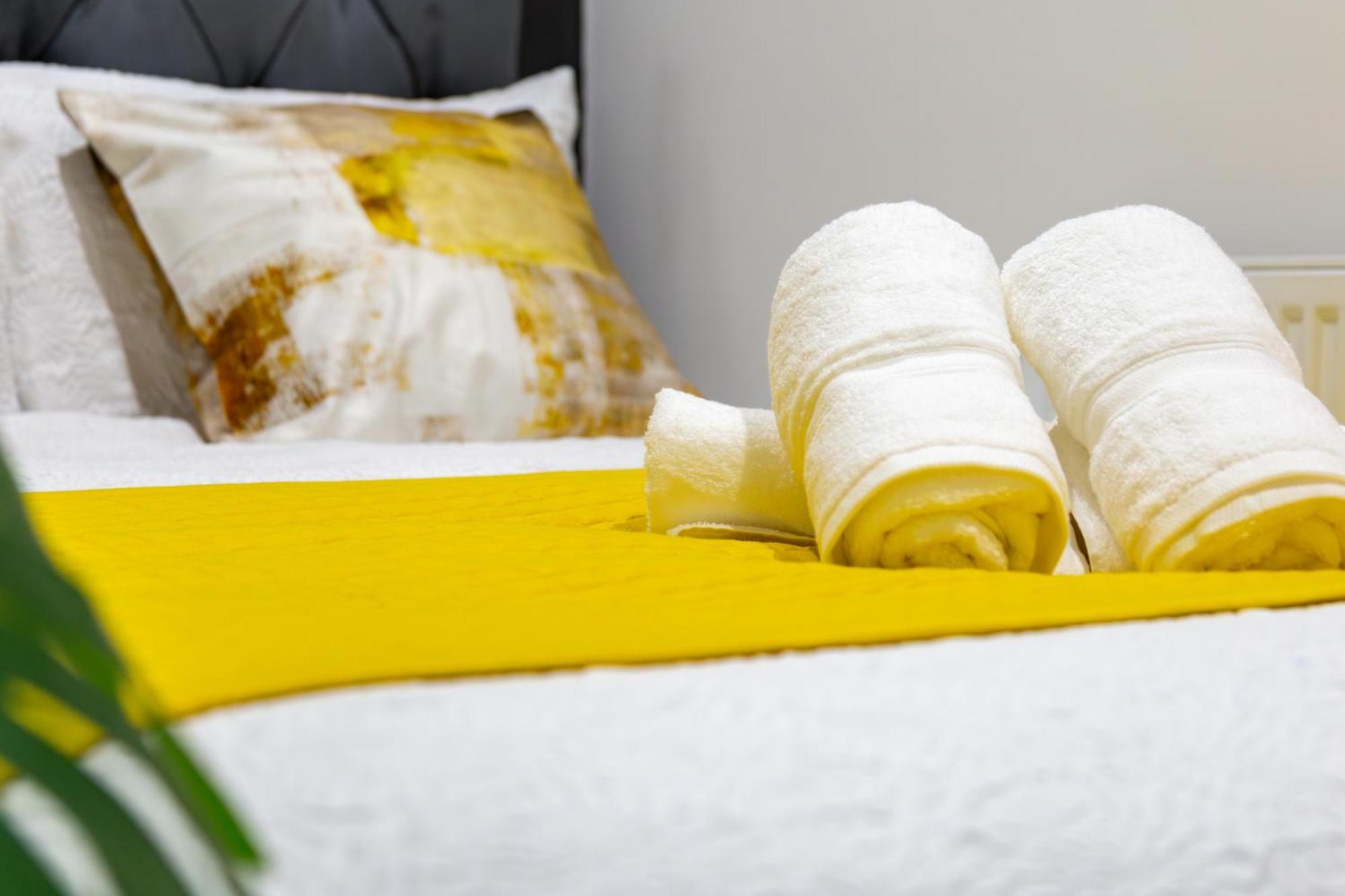 Stylish 2 Bedroom Haven In Zone 2-15 Mins To Central London- Garden & Parking Available! 5 Beds-Sleeps 6 People- Instant Book & Self Check-In! Save 20 Percent On Stays Of 7 Nights Or More ! Lägenhet