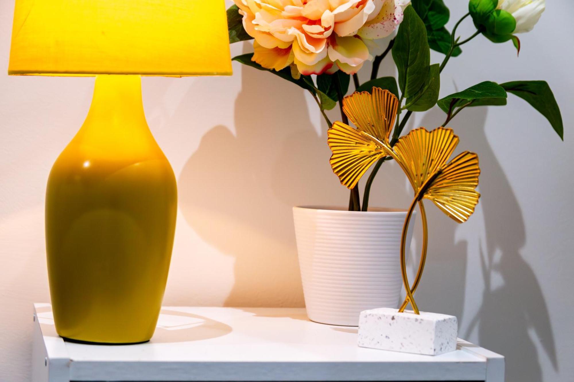 Stylish 2 Bedroom Haven In Zone 2-15 Mins To Central London- Garden & Parking Available! 5 Beds-Sleeps 6 People- Instant Book & Self Check-In! Save 20 Percent On Stays Of 7 Nights Or More ! Lägenhet London