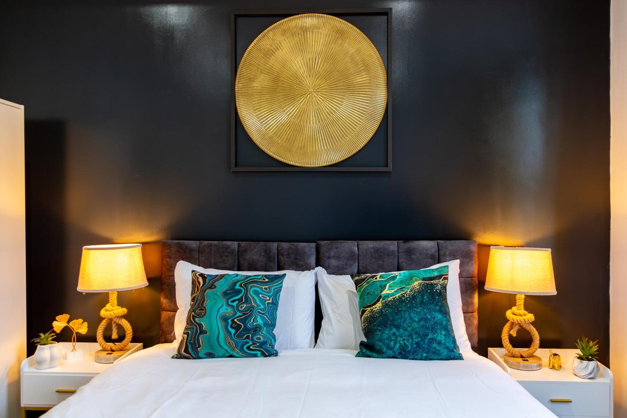 Stylish 2 Bedroom Haven In Zone 2-15 Mins To Central London- Garden & Parking Available! 5 Beds-Sleeps 6 People- Instant Book & Self Check-In! Save 20 Percent On Stays Of 7 Nights Or More ! Lägenhet London