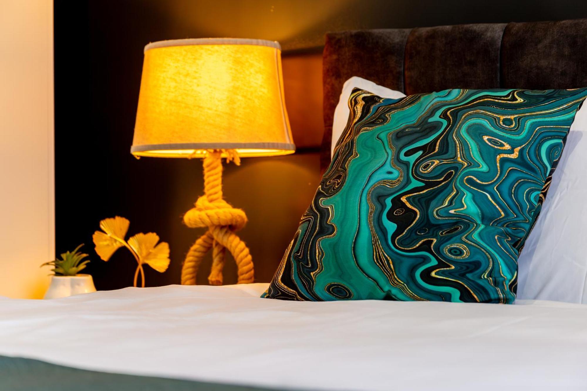 Lägenhet Stylish 2 Bedroom Haven In Zone 2-15 Mins To Central London- Garden & Parking Available! 5 Beds-Sleeps 6 People- Instant Book & Self Check-In! Save 20 Percent On Stays Of 7 Nights Or More ! *