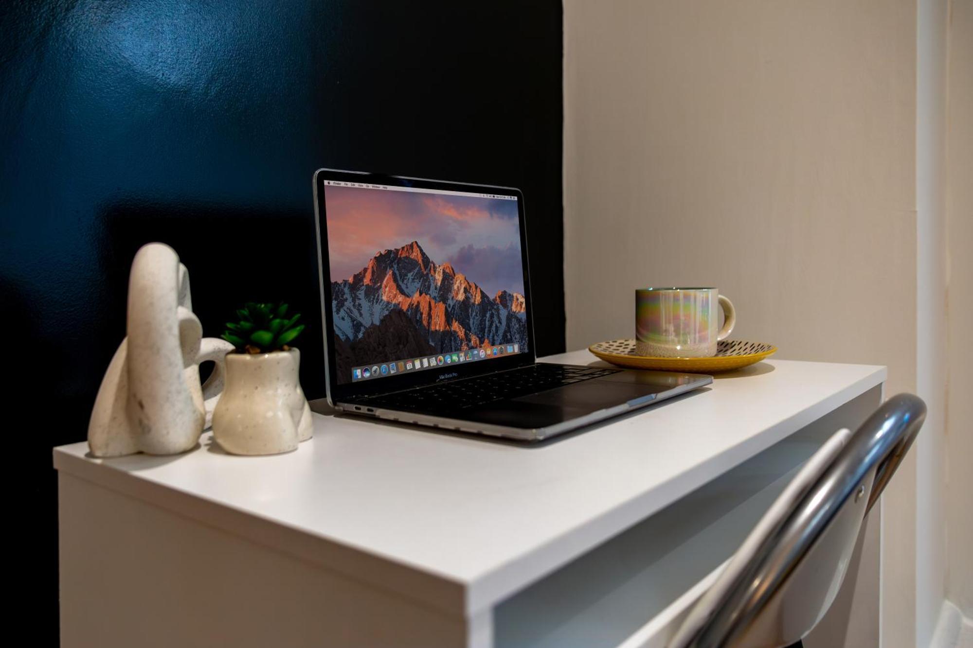 Lägenhet Stylish 2 Bedroom Haven In Zone 2-15 Mins To Central London- Garden & Parking Available! 5 Beds-Sleeps 6 People- Instant Book & Self Check-In! Save 20 Percent On Stays Of 7 Nights Or More !
