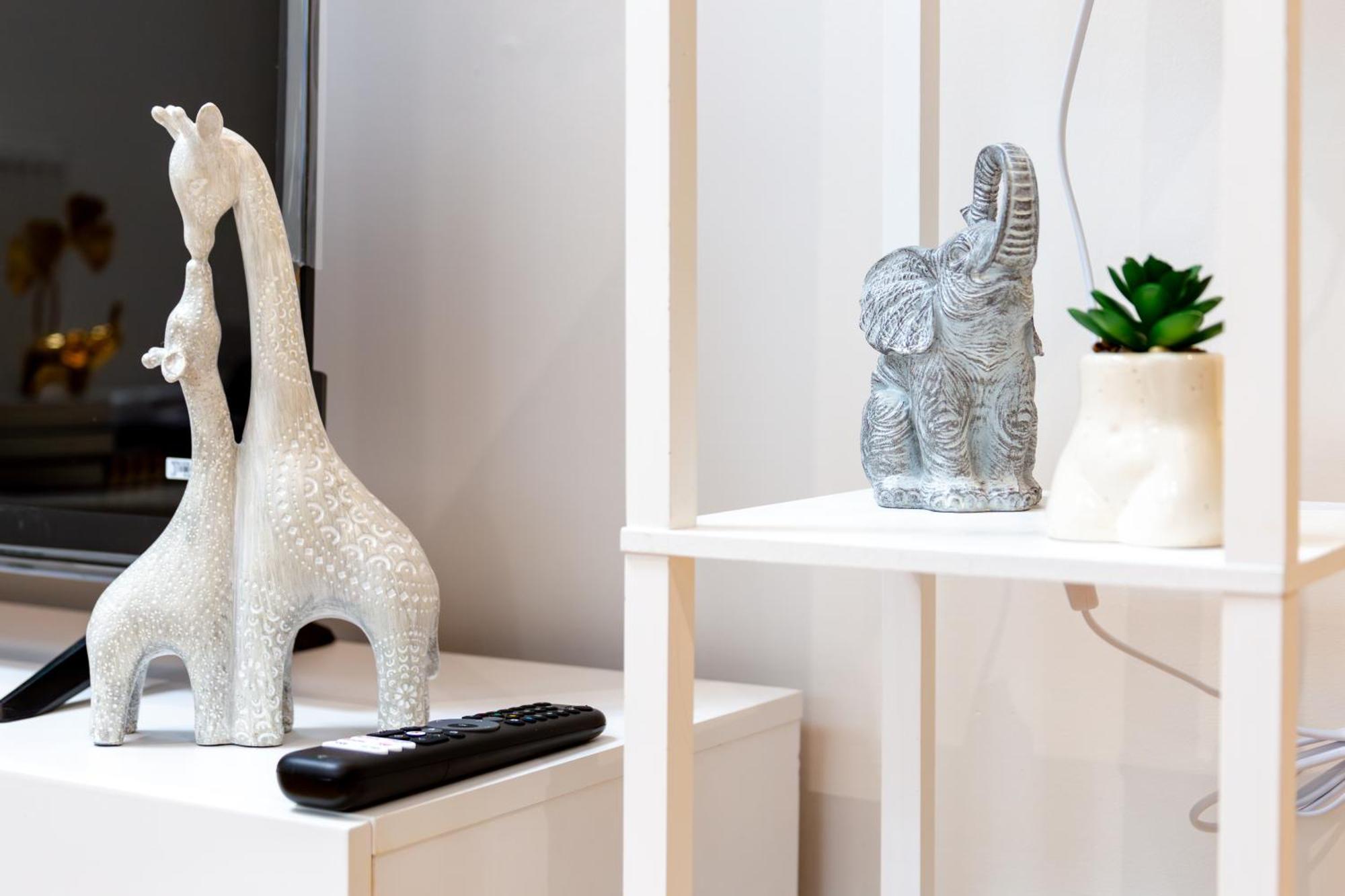 Lägenhet Stylish 2 Bedroom Haven In Zone 2-15 Mins To Central London- Garden & Parking Available! 5 Beds-Sleeps 6 People- Instant Book & Self Check-In! Save 20 Percent On Stays Of 7 Nights Or More !