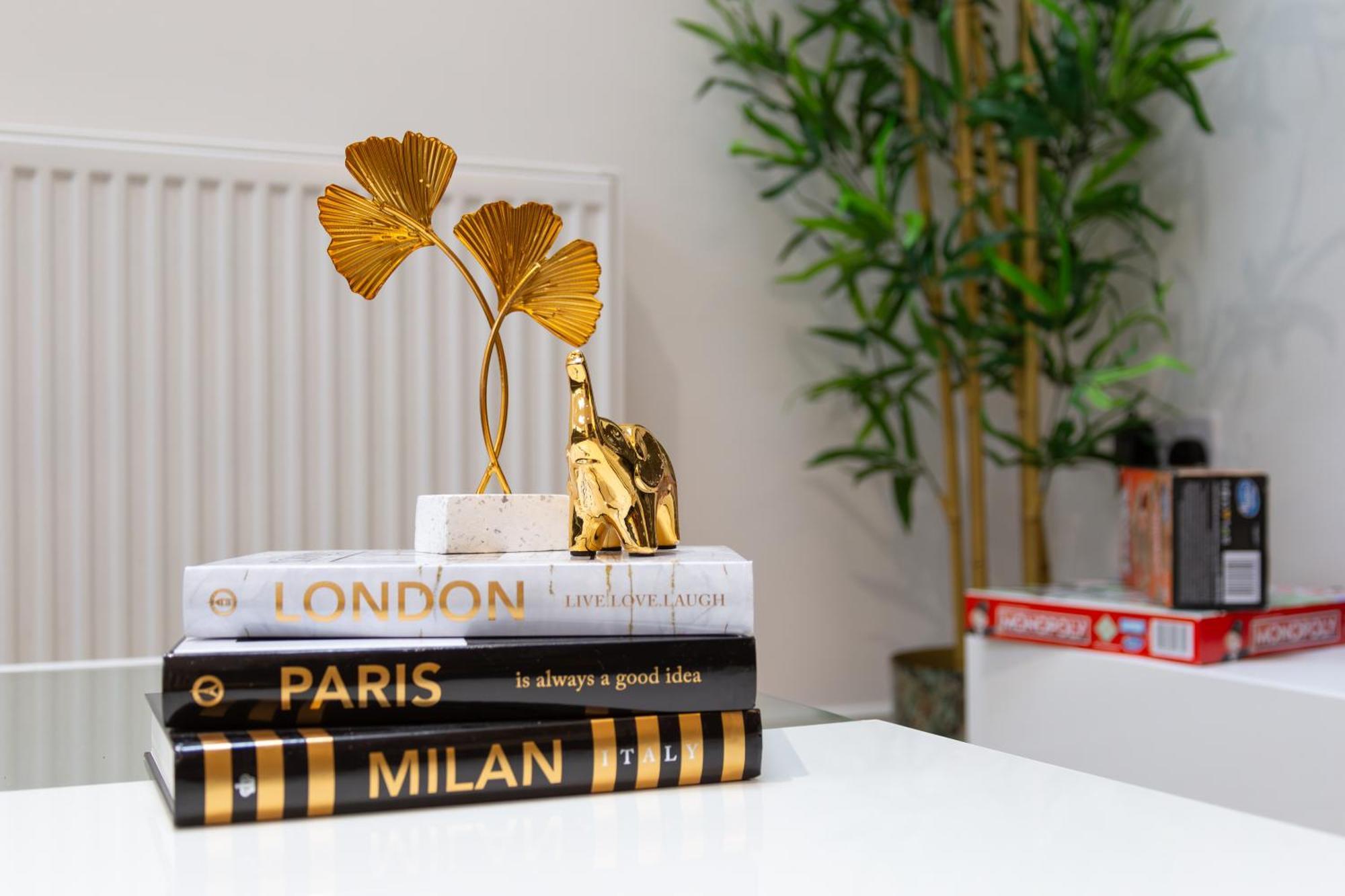 Stylish 2 Bedroom Haven In Zone 2-15 Mins To Central London- Garden & Parking Available! 5 Beds-Sleeps 6 People- Instant Book & Self Check-In! Save 20 Percent On Stays Of 7 Nights Or More ! Lägenhet