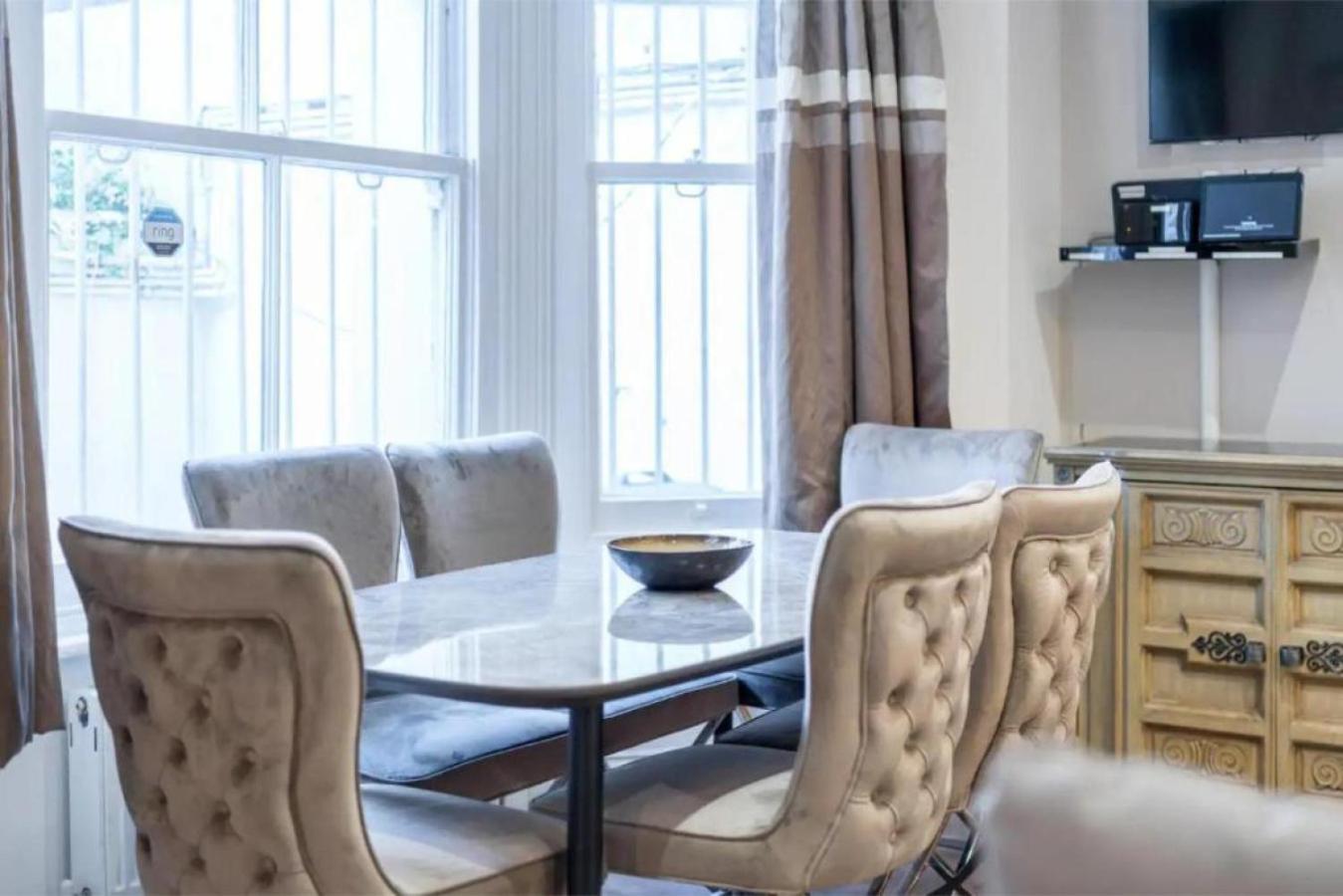 Apartment Stunning 2bed 2bath In Earls Court Sleeps Six London