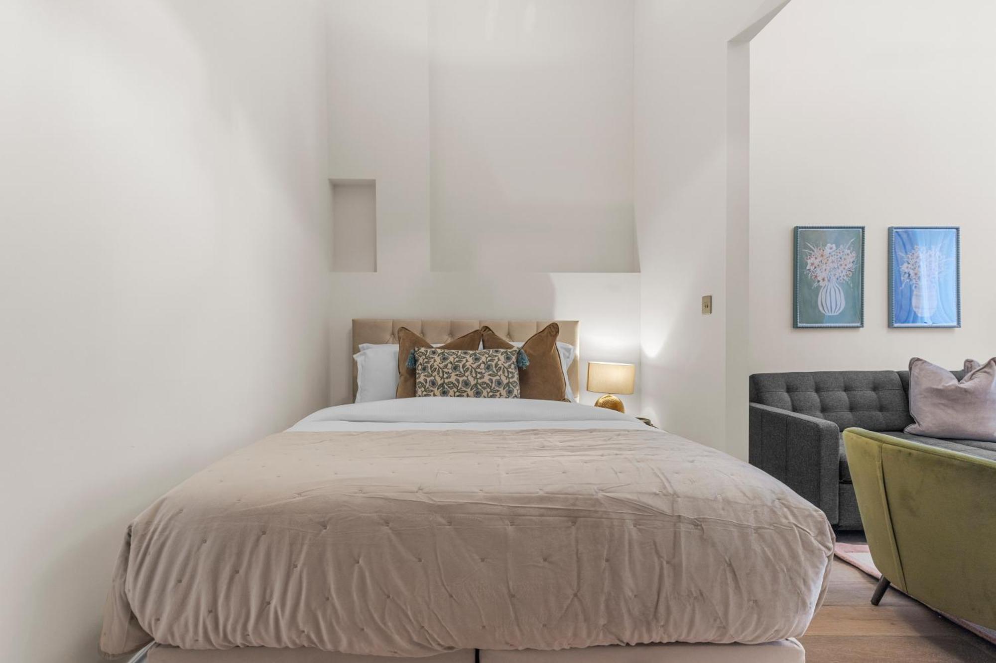 Chic 2-bed In Prime Apartment London
