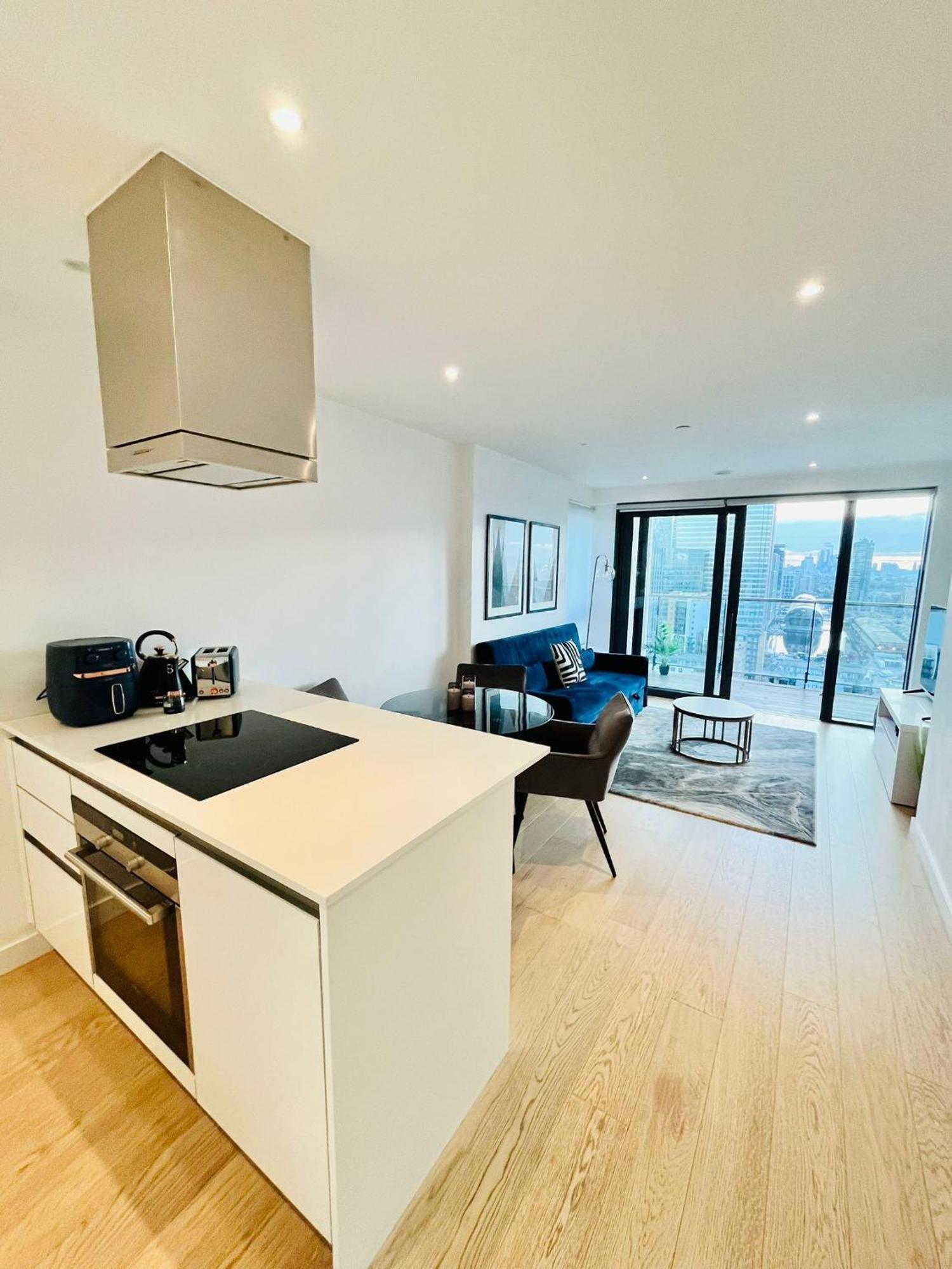 Gorgeous High-rise - Skyline Views & Prime Location Apartment