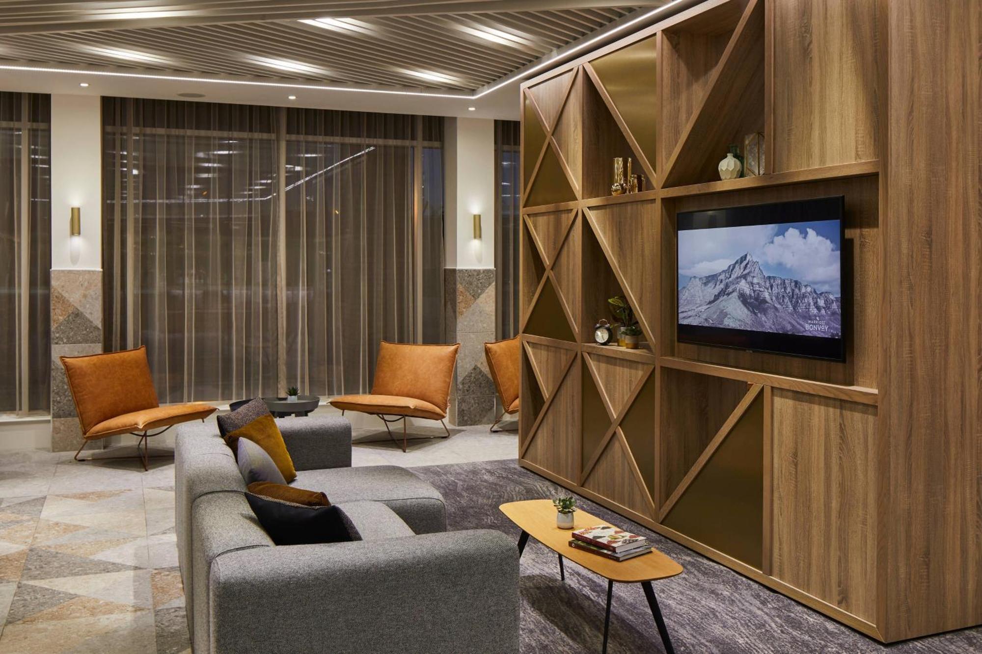 Courtyard By Marriott Airport Hotel