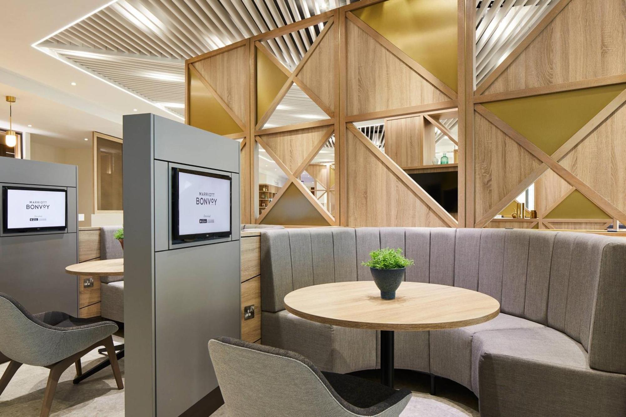 Courtyard By Marriott Airport Hotel London