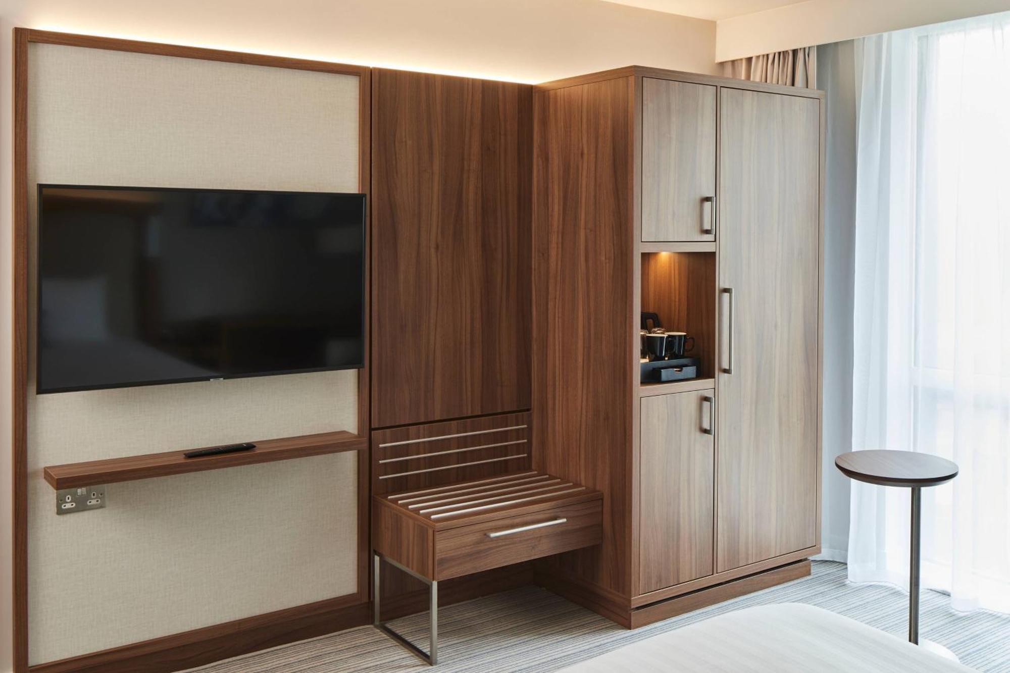 Courtyard By Marriott Airport