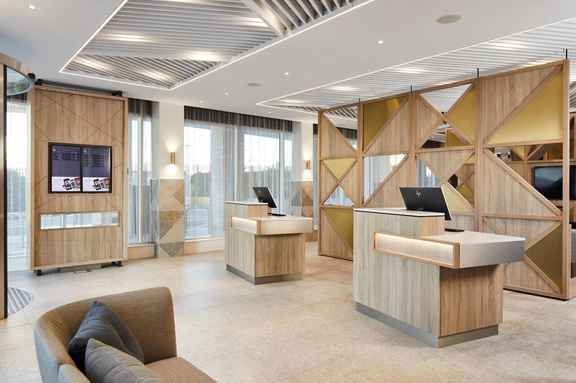 Hotel Courtyard By Marriott Airport