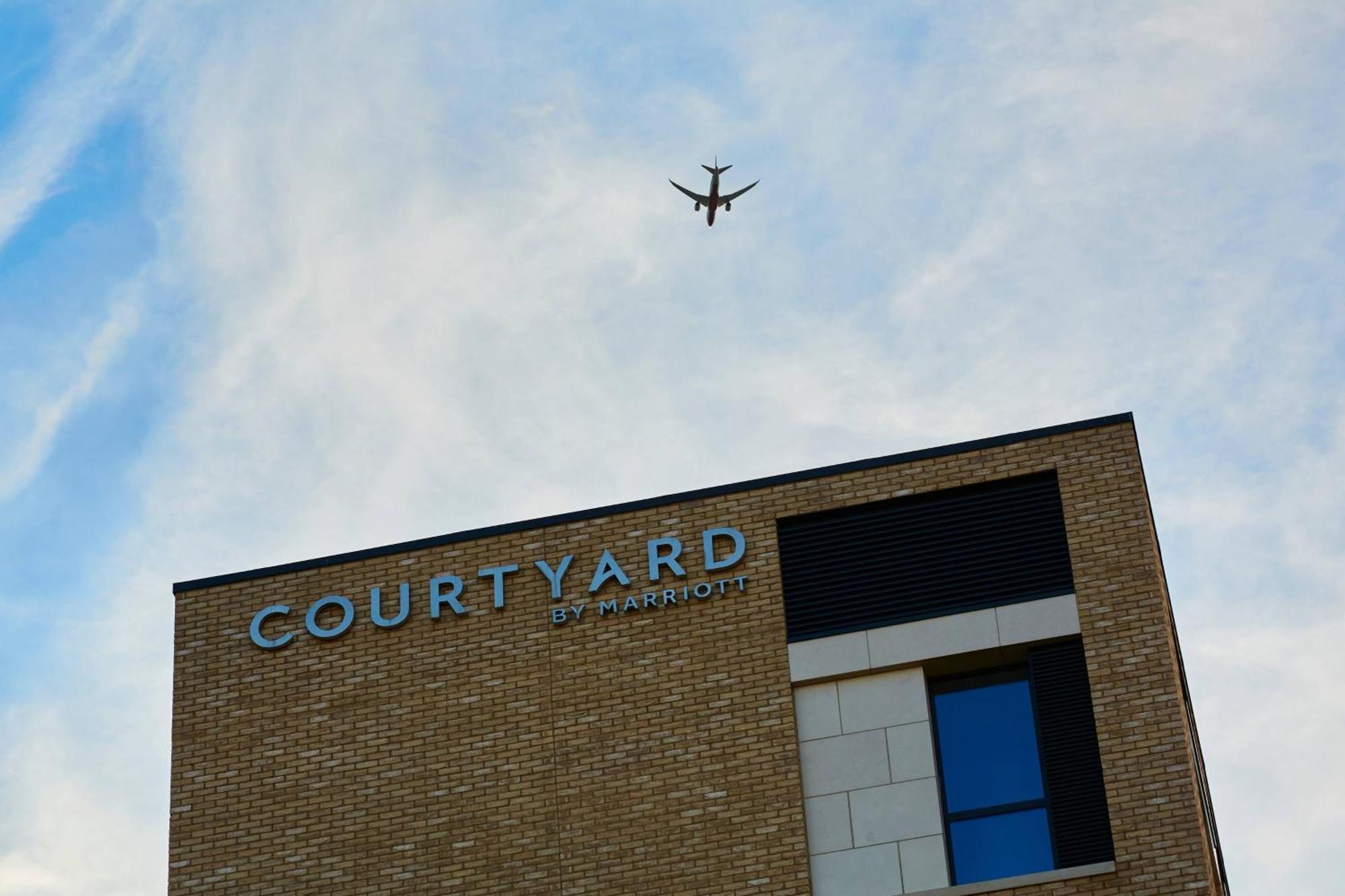 Courtyard By Marriott Airport Hotel 4*