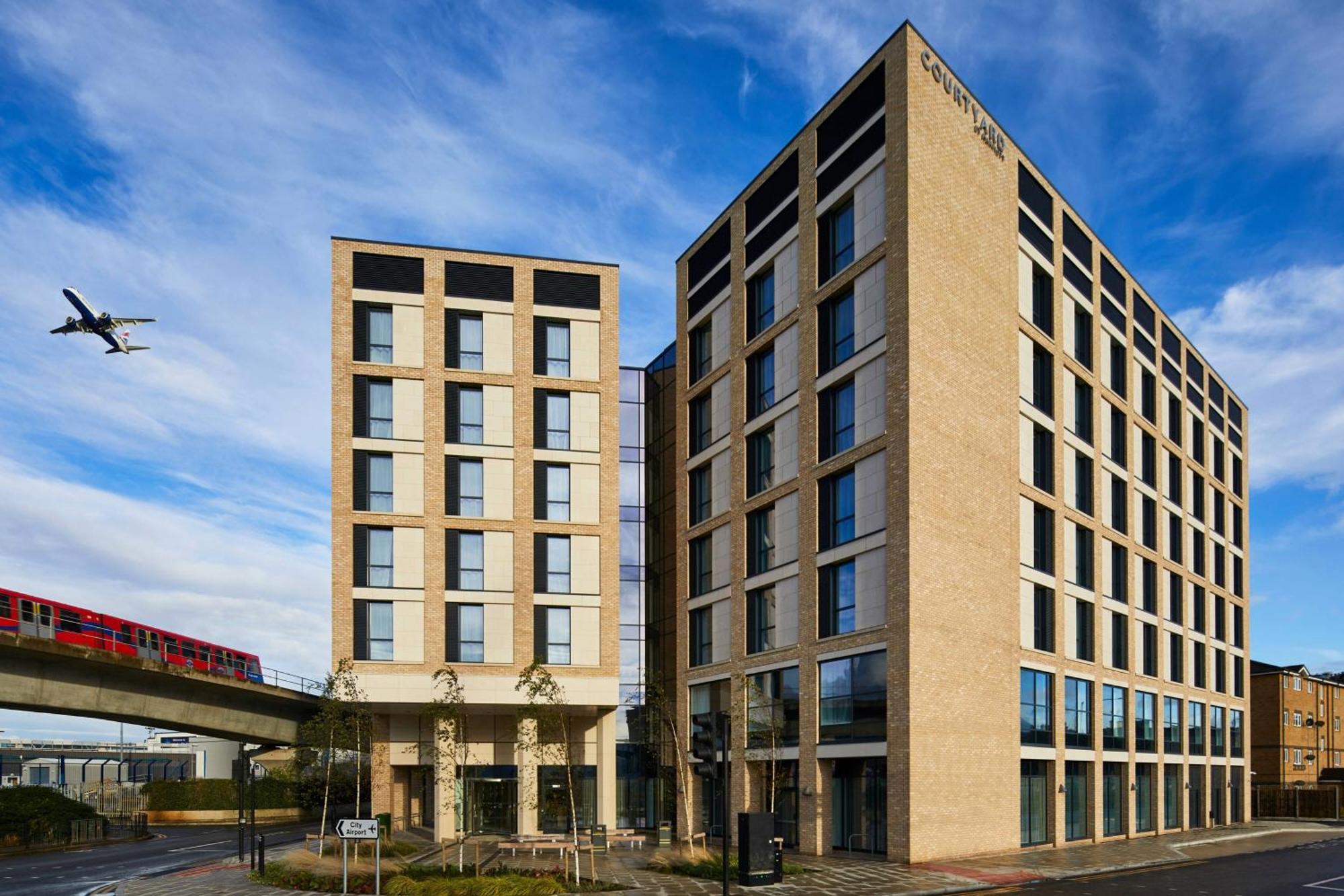 Hotel Courtyard By Marriott Airport 4*