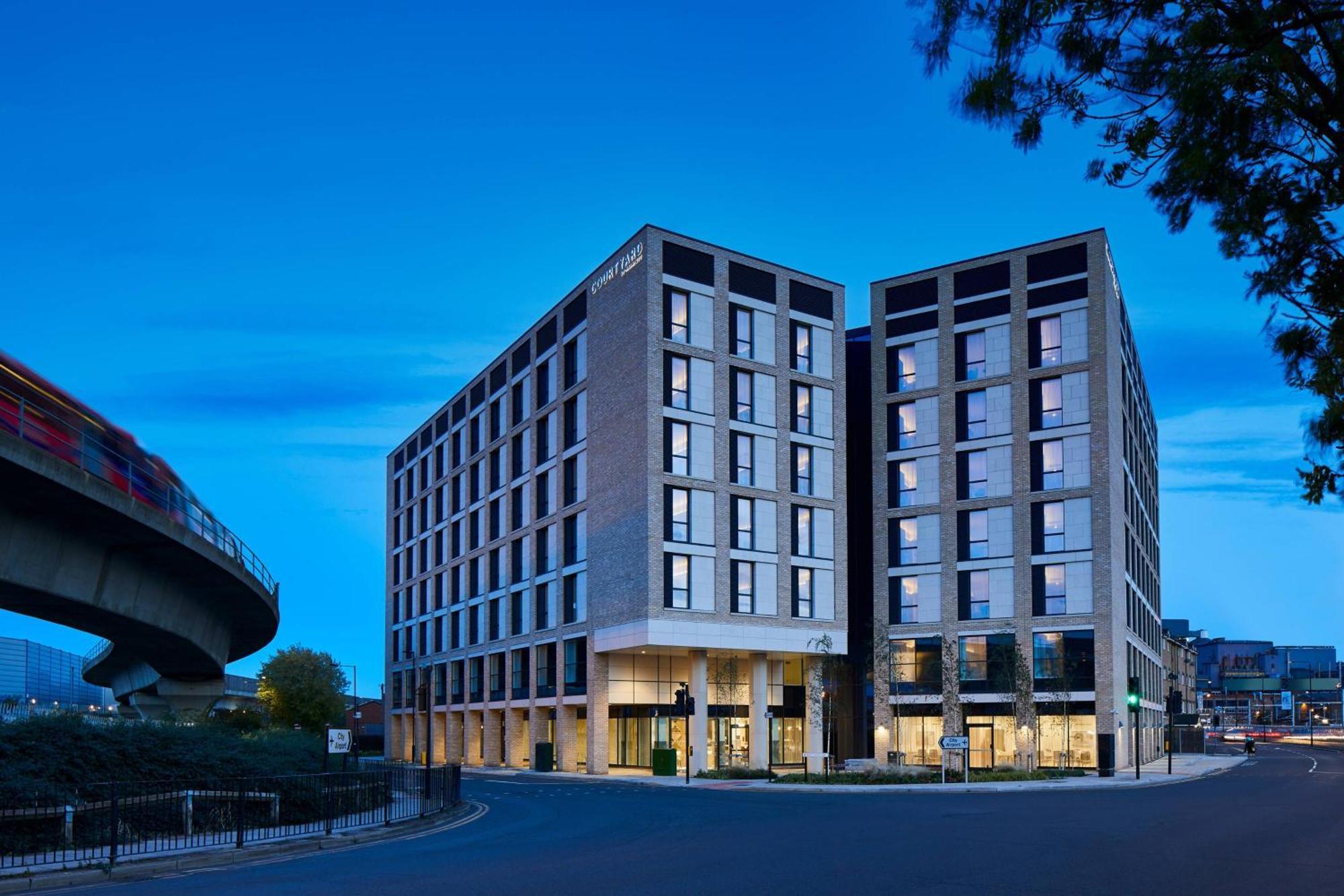 Courtyard By Marriott Airport Hotel London