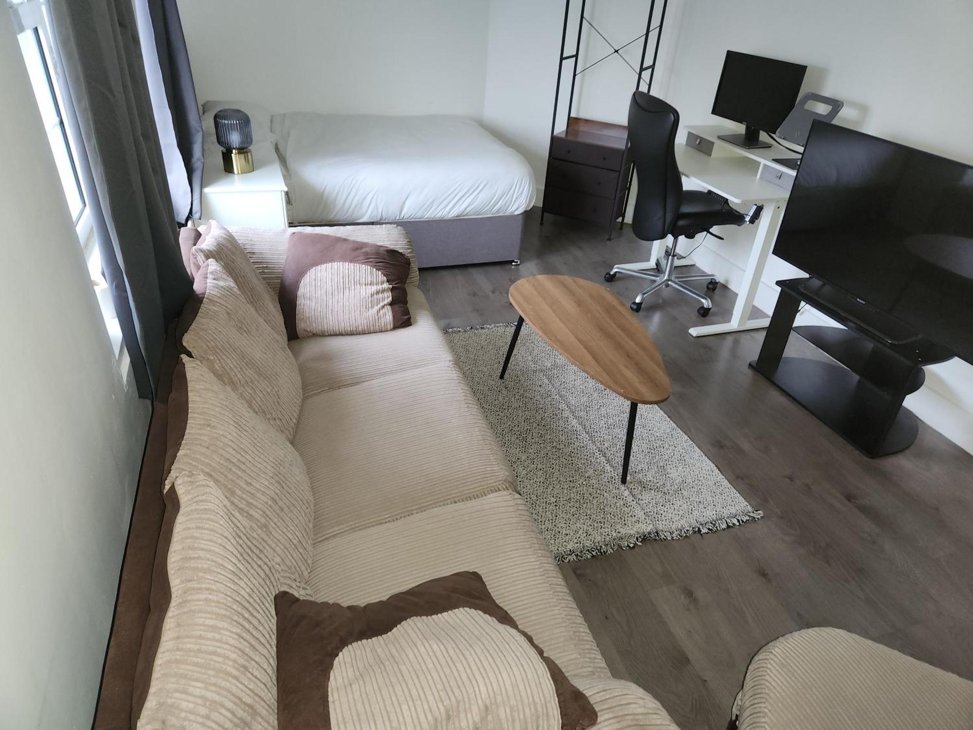 Leilighet Flat With Work Station, Monitor, Smart Tv & Netflix *