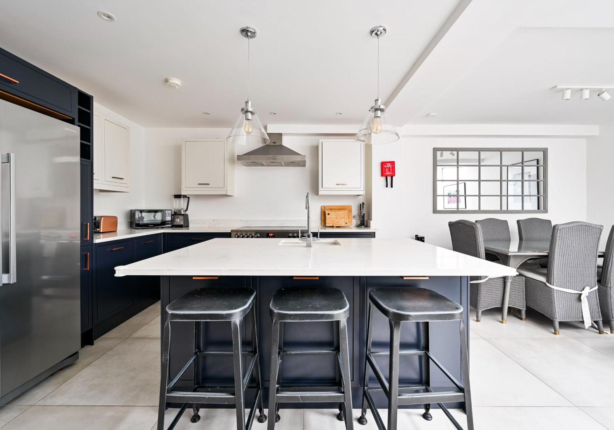 Chelsea Townhouse With Roof Terrace & Parking Londen