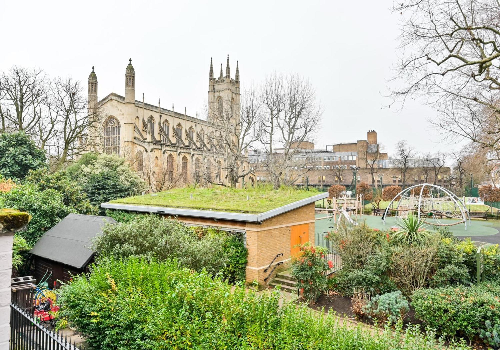 Chelsea Townhouse With Roof Terrace & Parking Londen