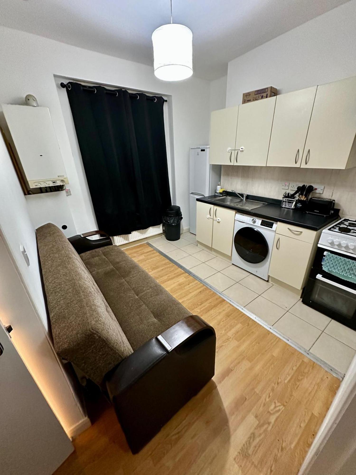 41b Flat Near Zone 1 Londra