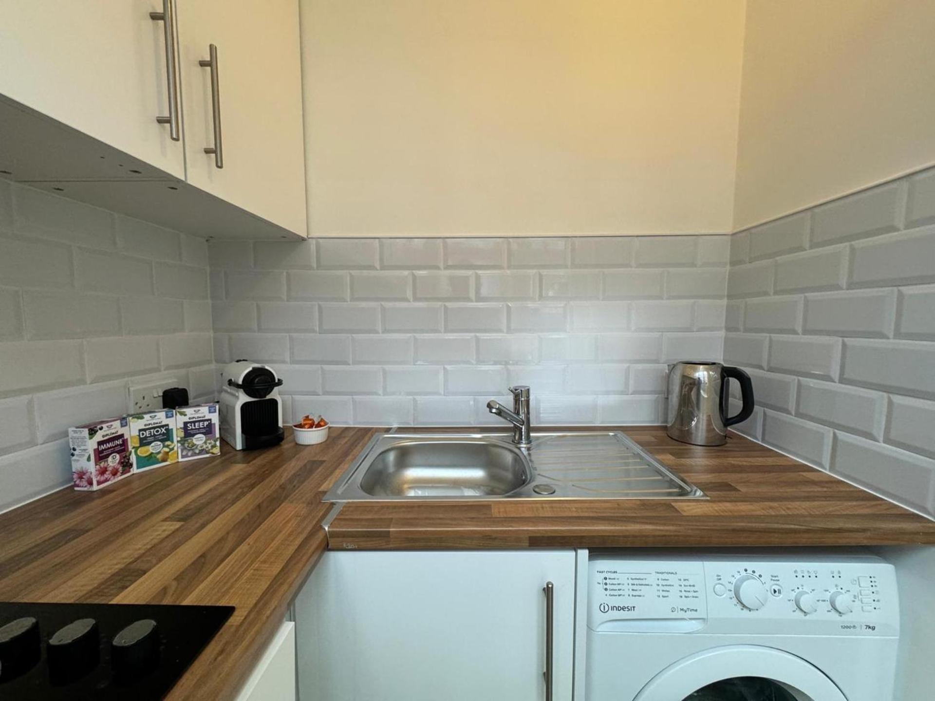 Studio-sleeps3-98ws-petfriendly London