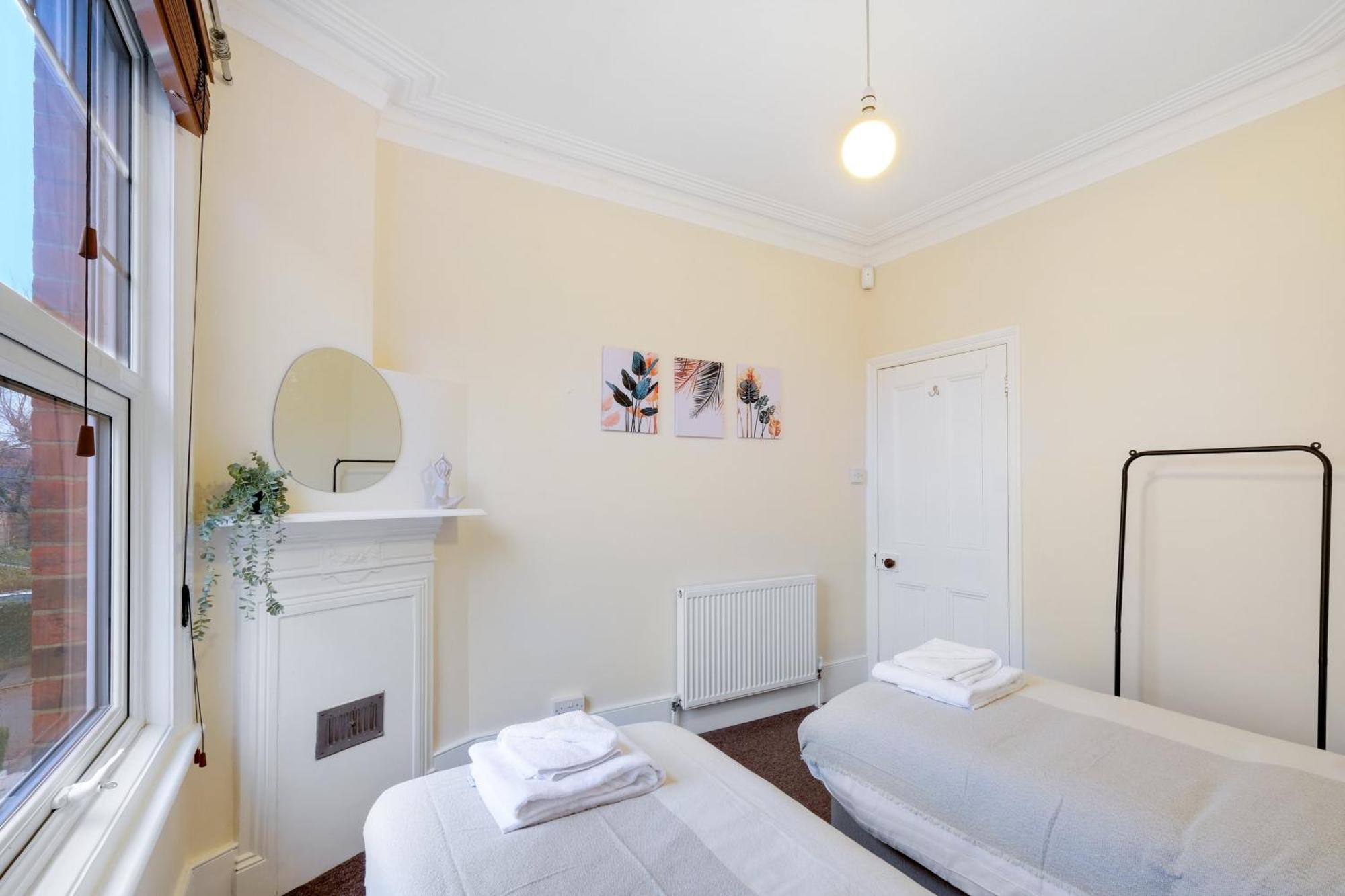 3 Bedroom And 1 Bathroom In Mountfield With Parking London