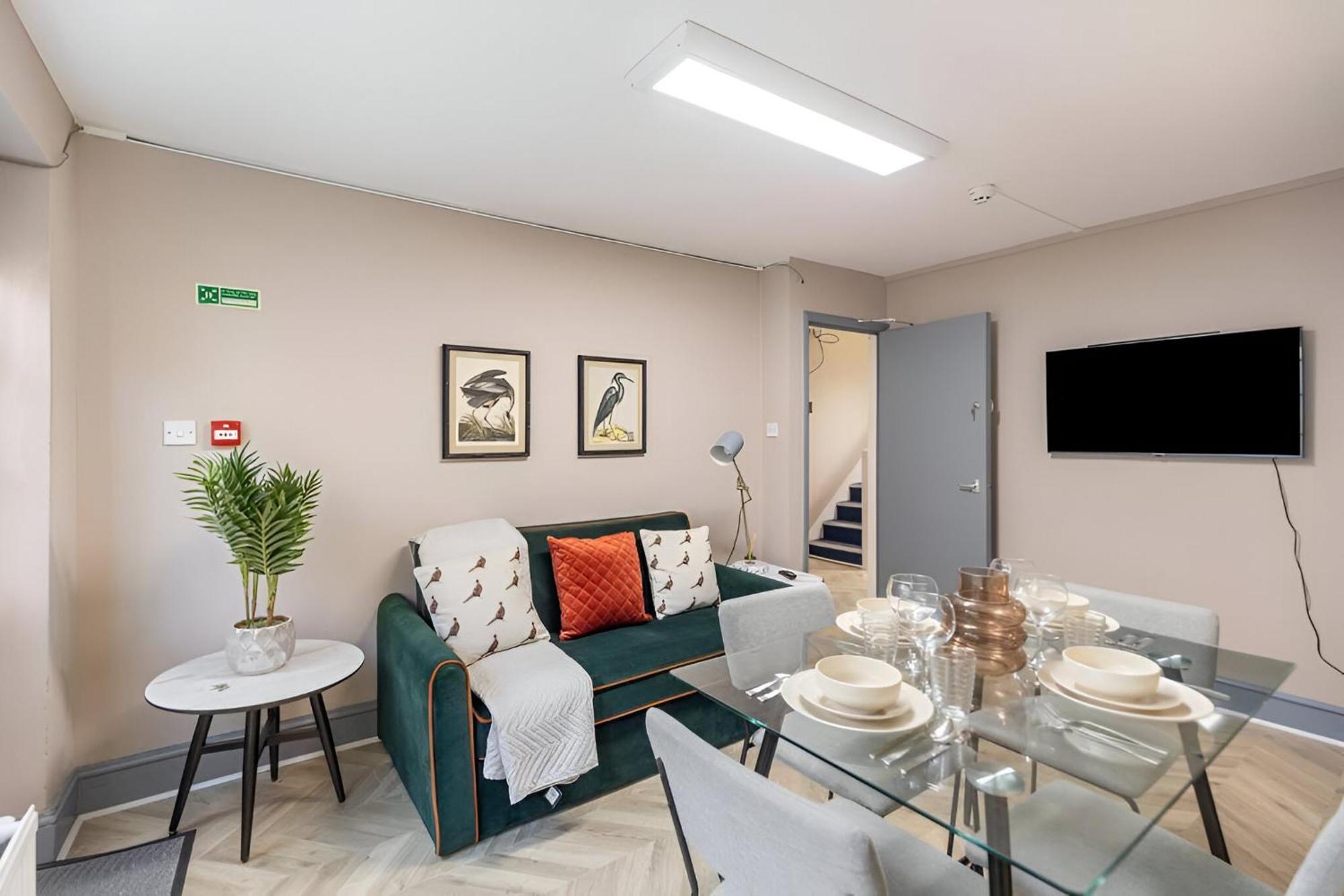 Lejlighed Bold & Vibrant 1-bedroom Escape In Prime Location! *