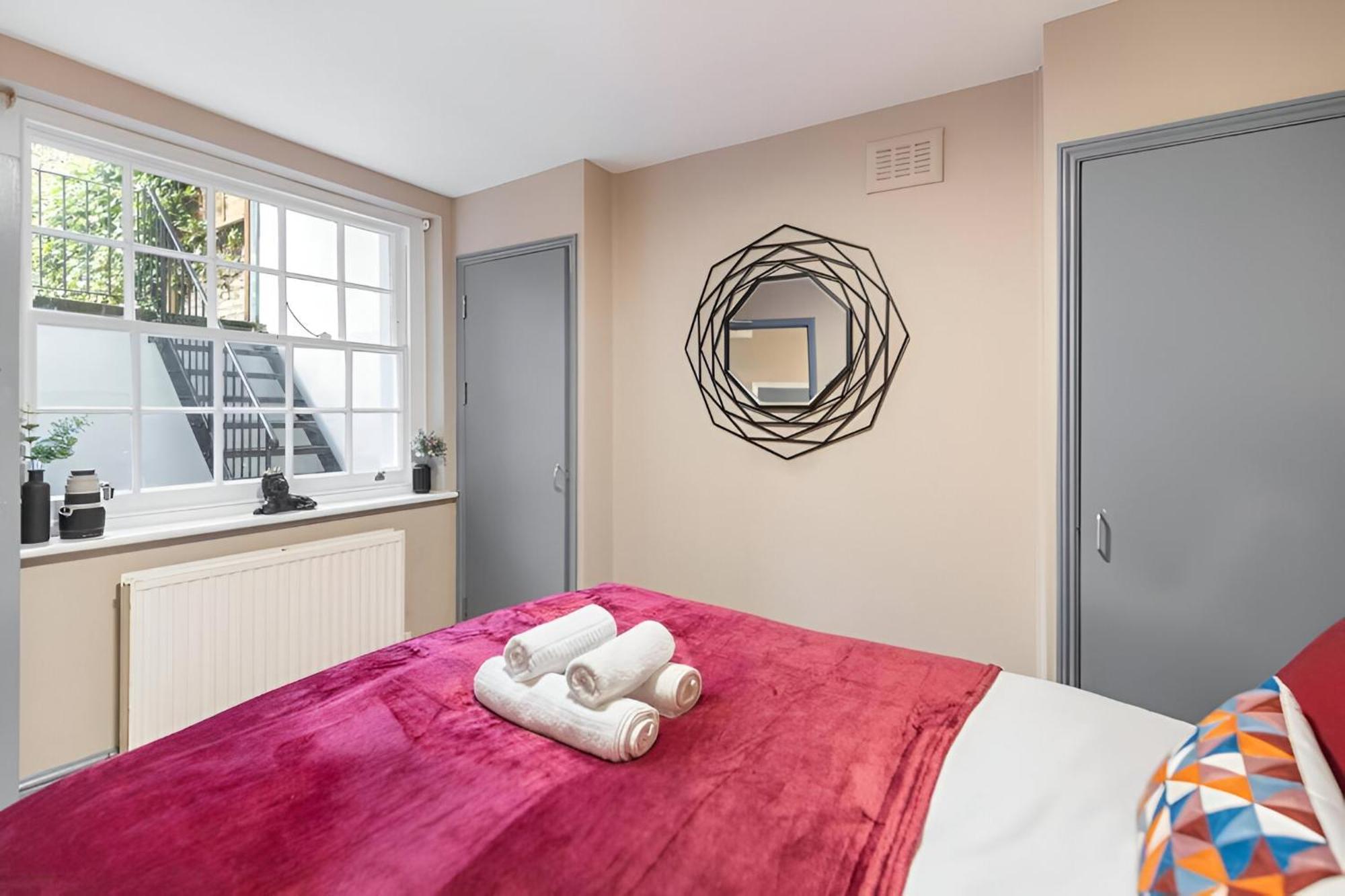 Bold & Vibrant 1-bedroom Escape In Prime Location! Lejlighed *