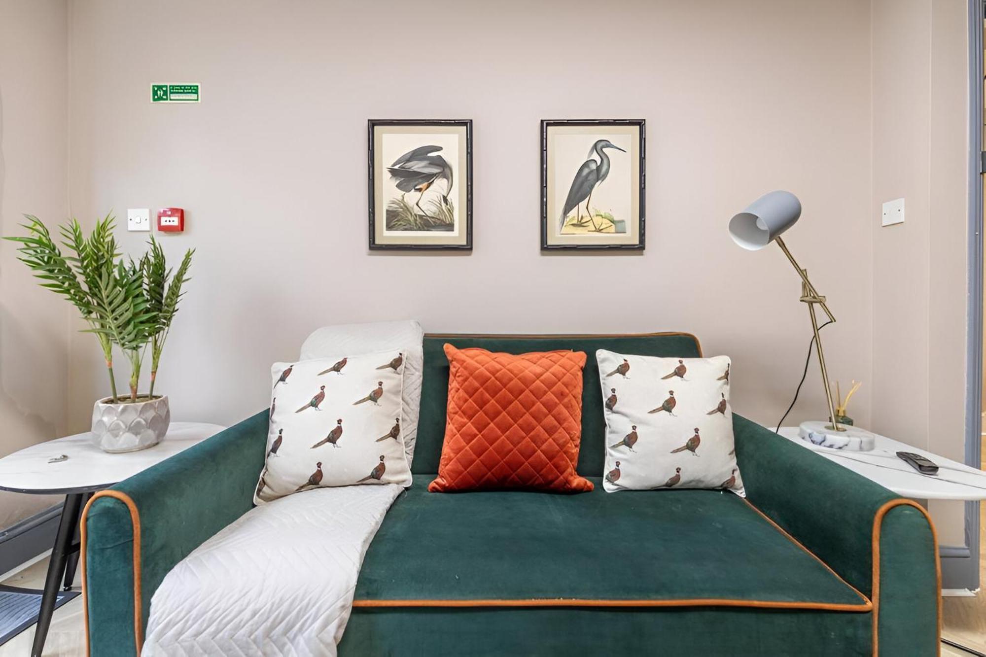 Bold & Vibrant 1-bedroom Escape In Prime Location! * Londen