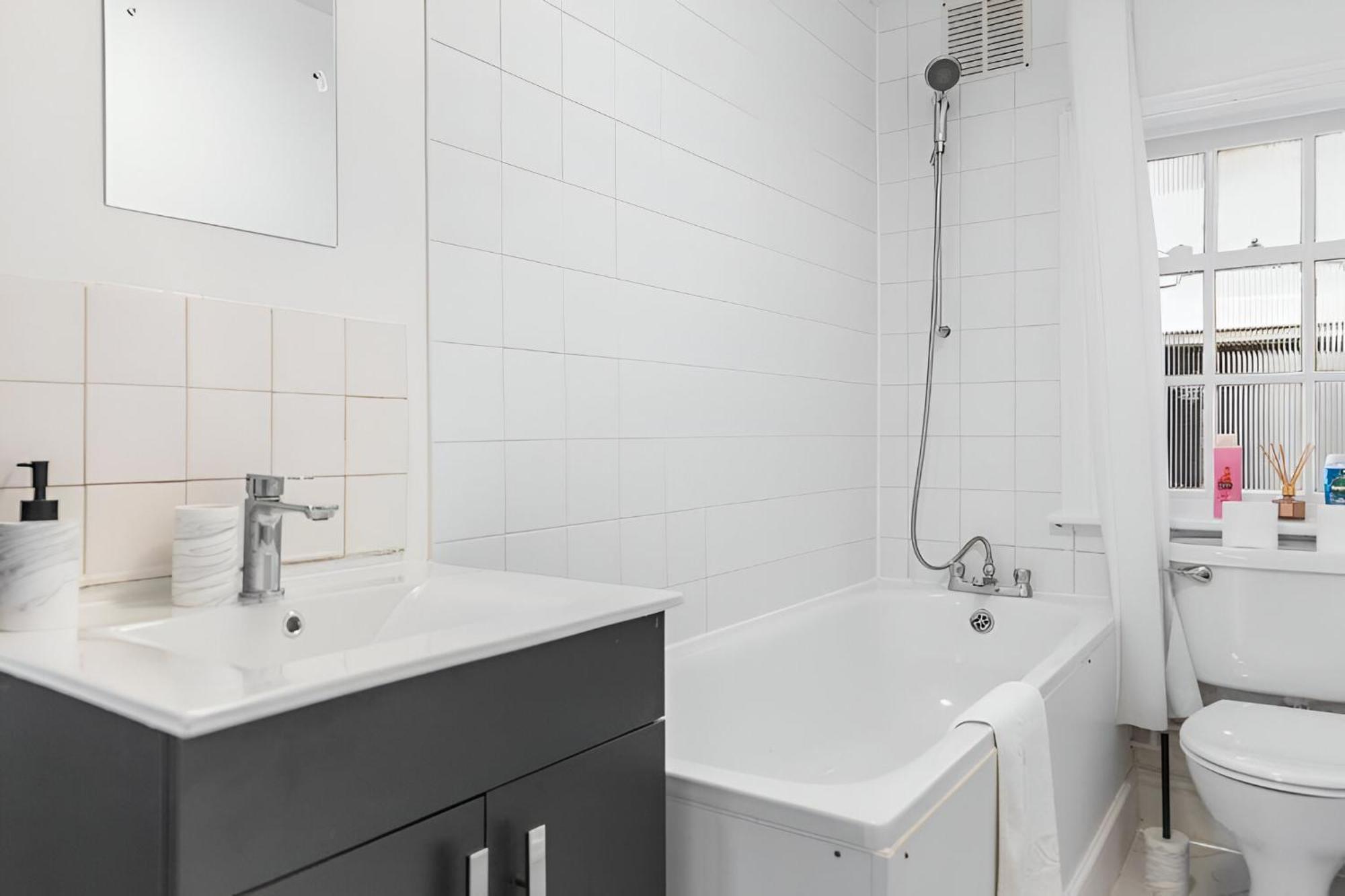 Bold & Vibrant 1-bedroom Escape In Prime Location! Lejlighed *
