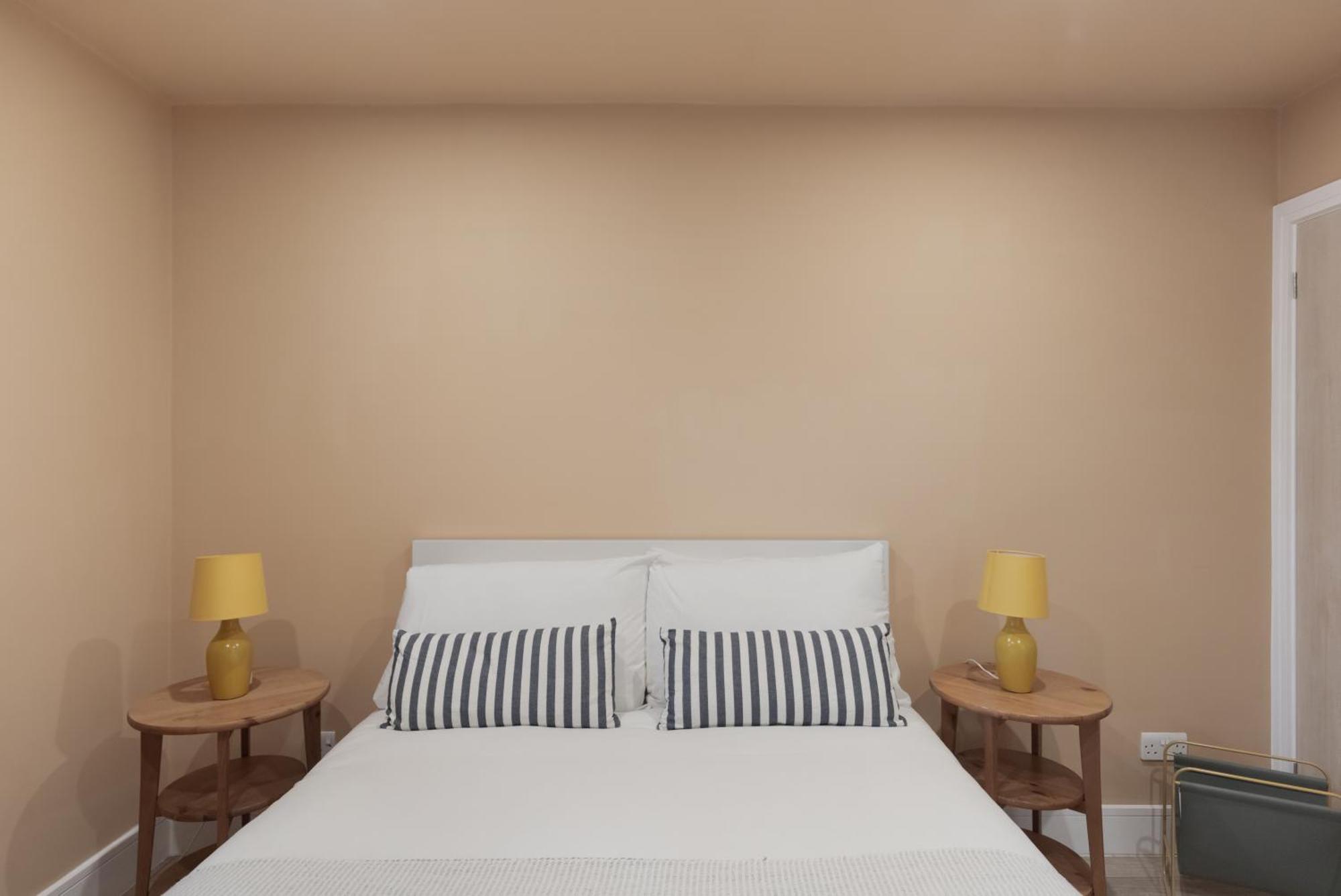 8 Horseshoe * London