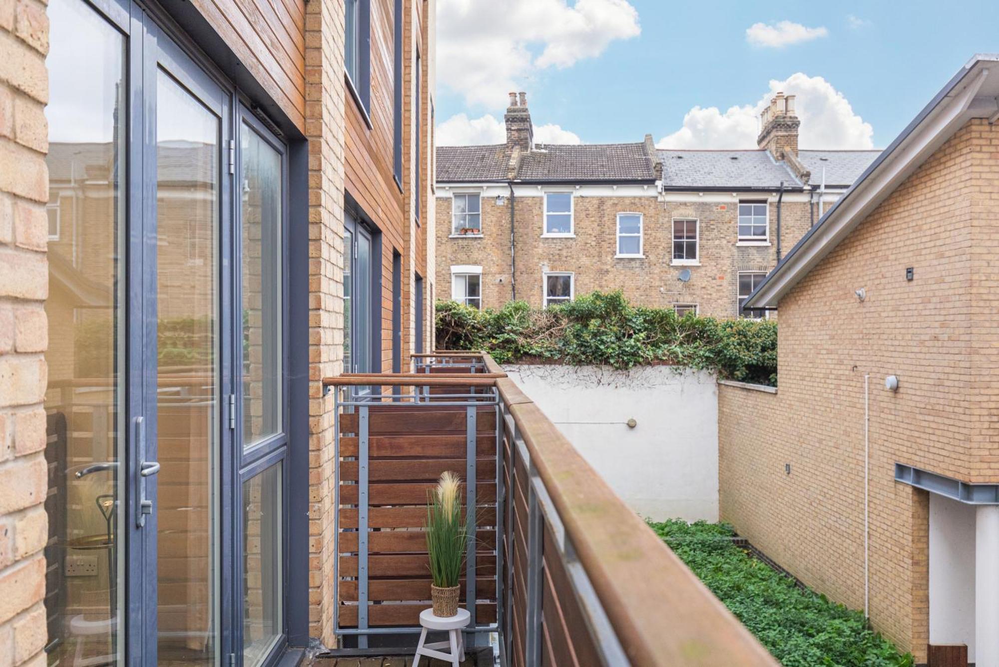 8 Horseshoe * London