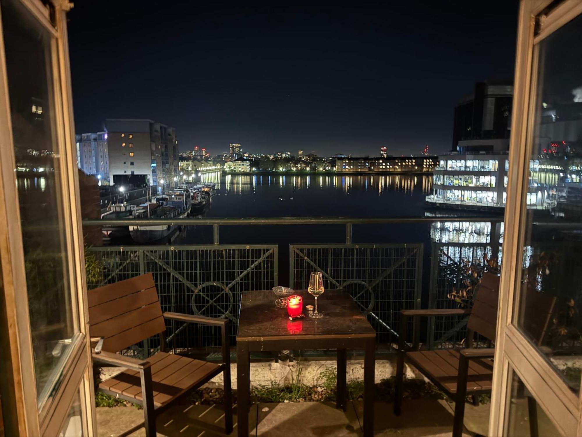 1bed Flat With Parking And Balcony With View Of The Wharf *