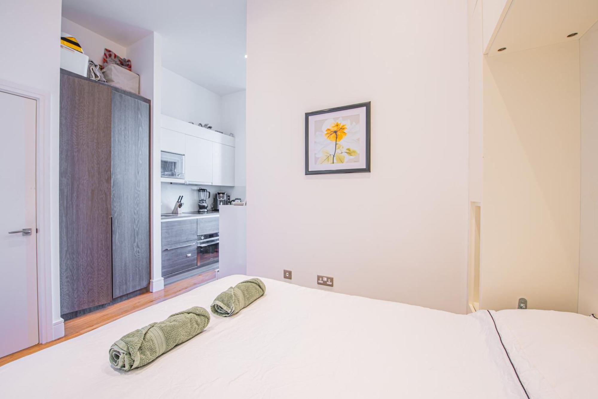 Bright Modern 5 Mins To Station, Sleeps 3 Appartamento Londra