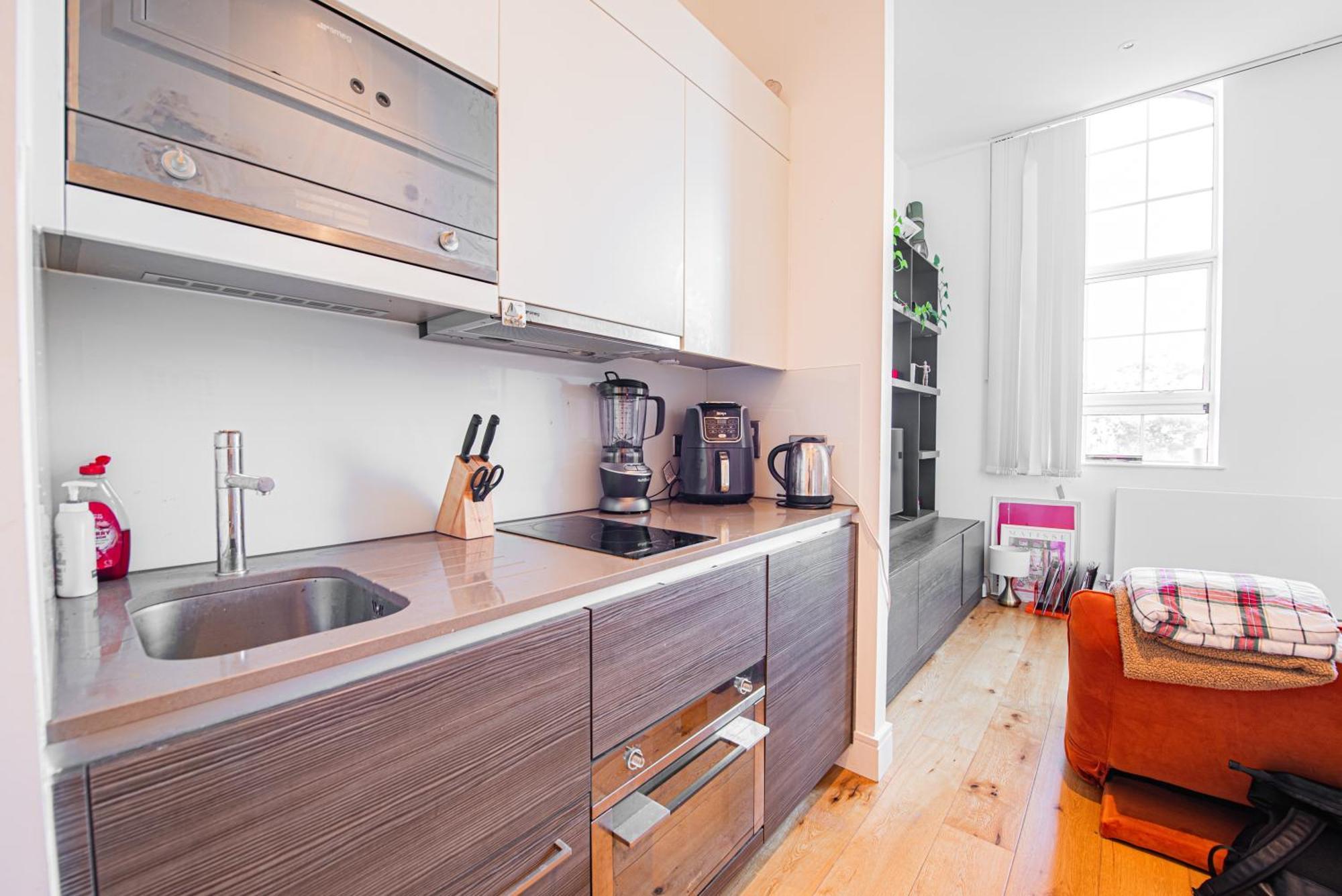 Bright Modern 5 Mins To Station, Sleeps 3 Londra