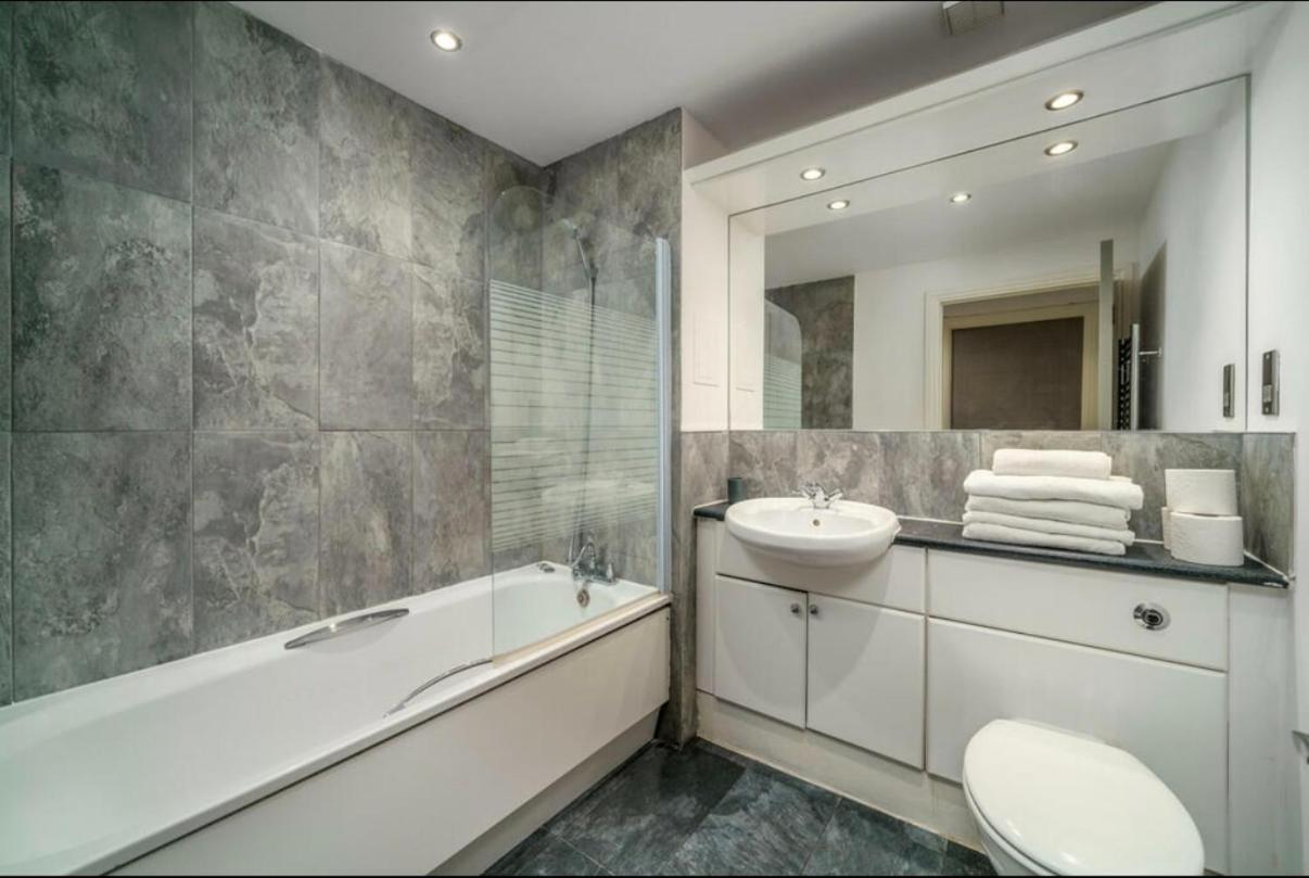 Luxurious Spacious 2 Bed W Terrace Leilighet London