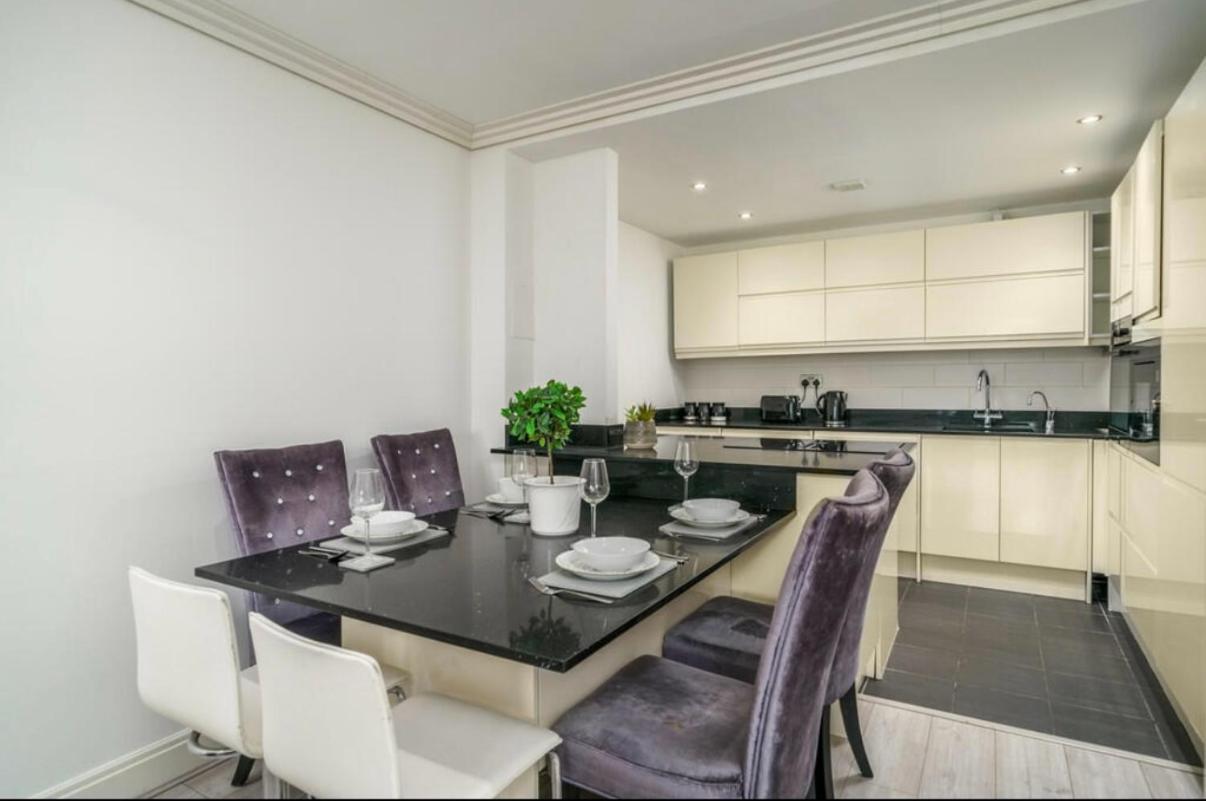 Luxurious Spacious 2 Bed W Terrace Leilighet *